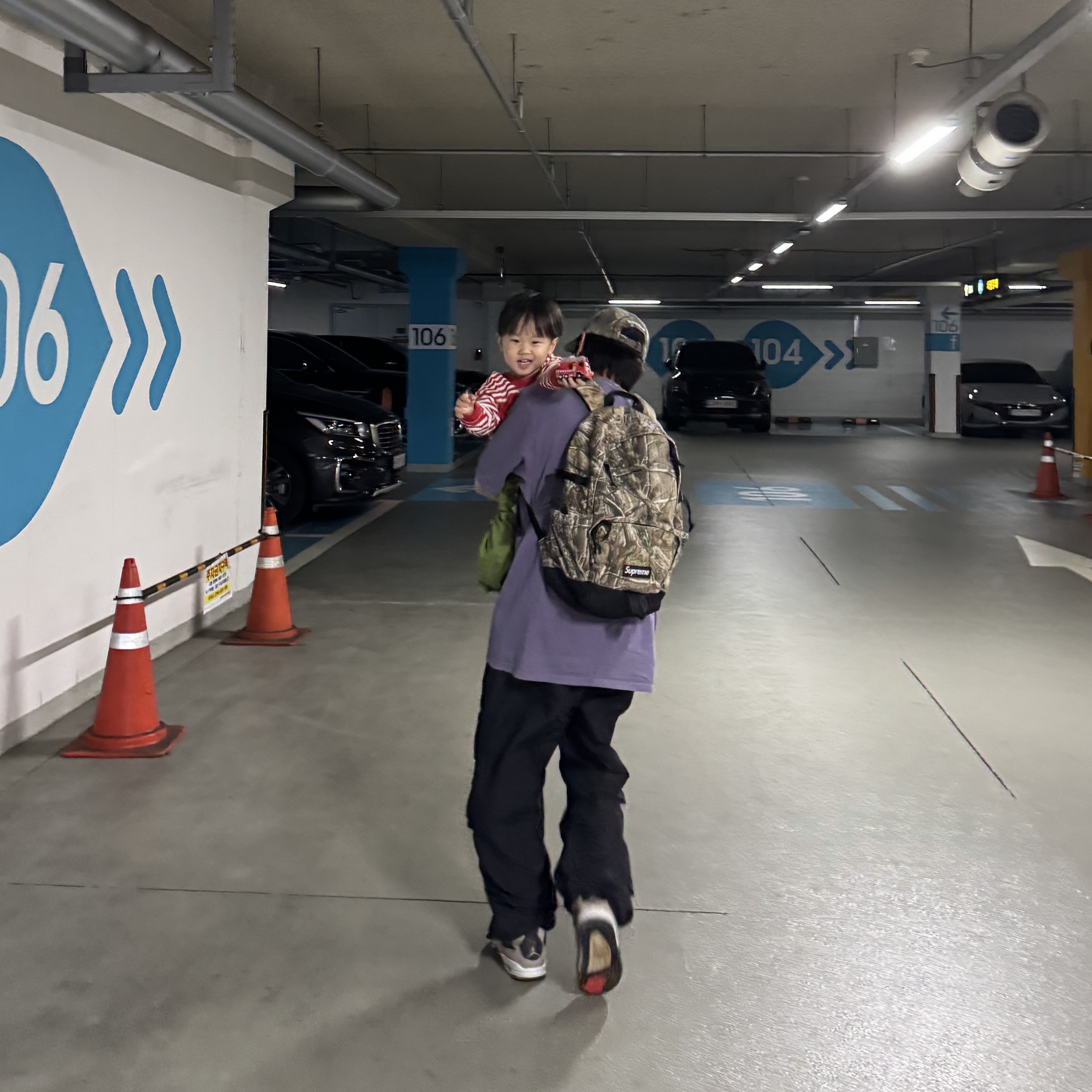 Supreme License Plate 6-Panel Realtree Hardwoods Camo - 25SS, Supreme Denim Backpack Realtree AP Camo - 25FW 착용 스타일 - 3