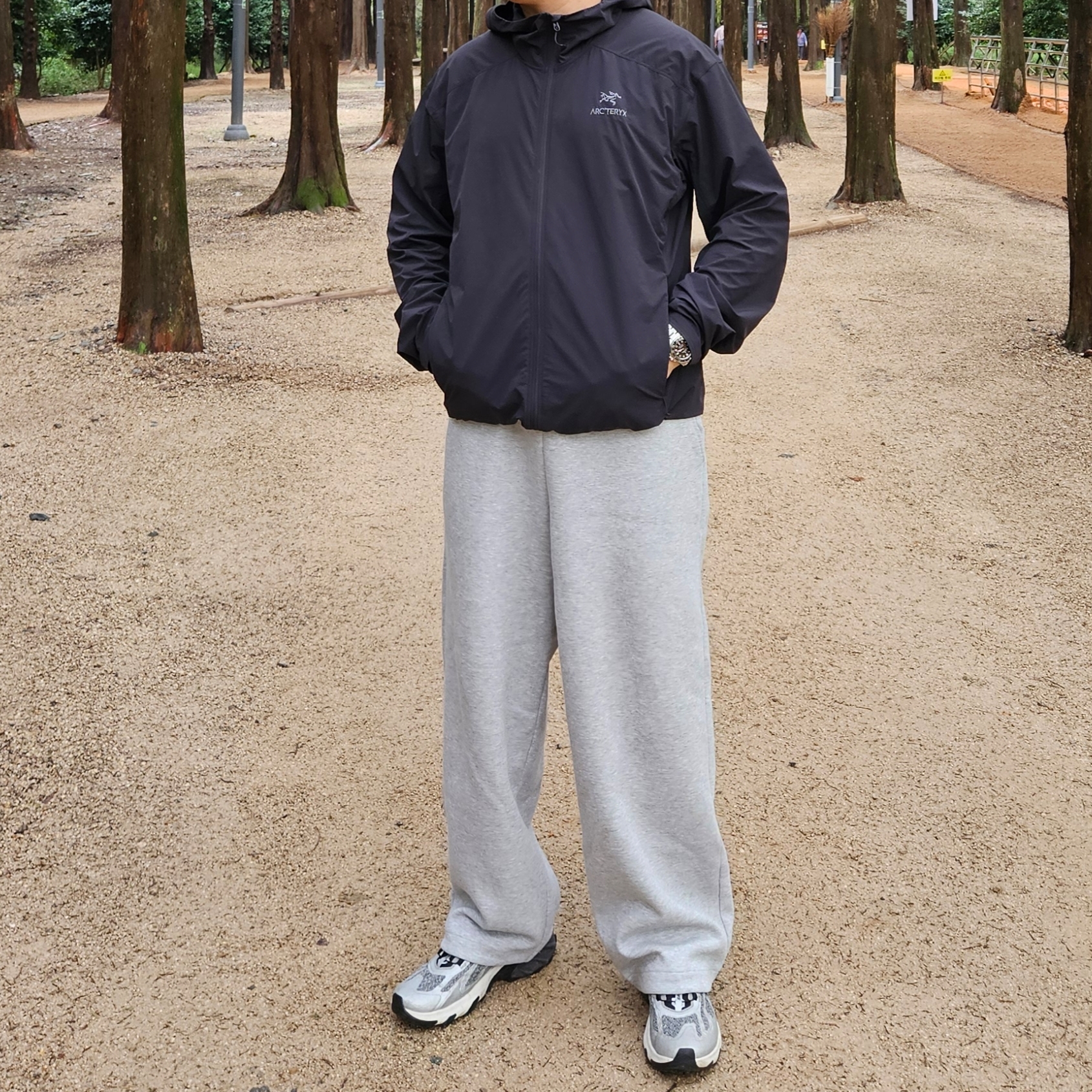 Salomon Speedverse PRG Silver Frost Grey Lunar Rock, Arc'teryx Squamish Hoody Black 착용 스타일 - 3