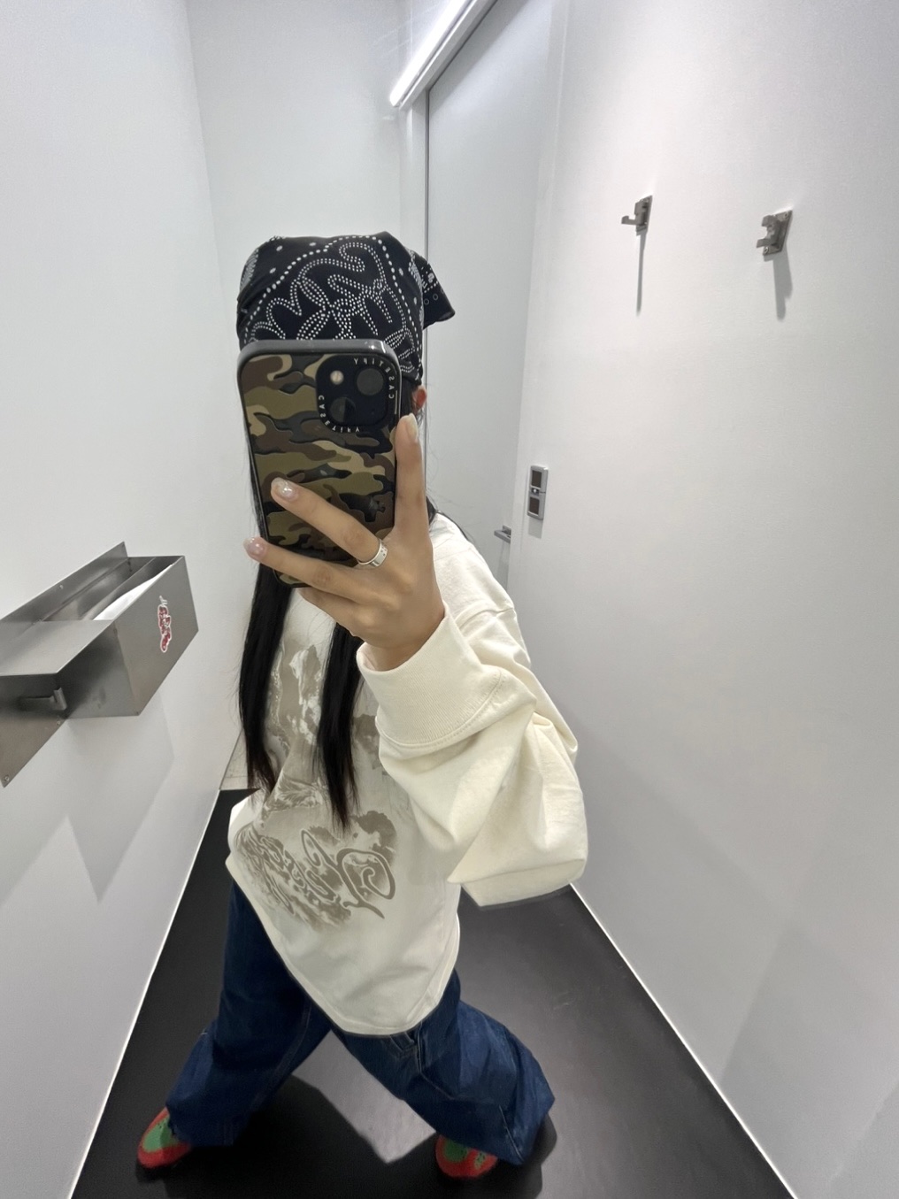 YESEYESEE Flying Eagle L/S Off White, YESEYESEE Two Tucked Denim Pants Indigo 착용 스타일 - 2
