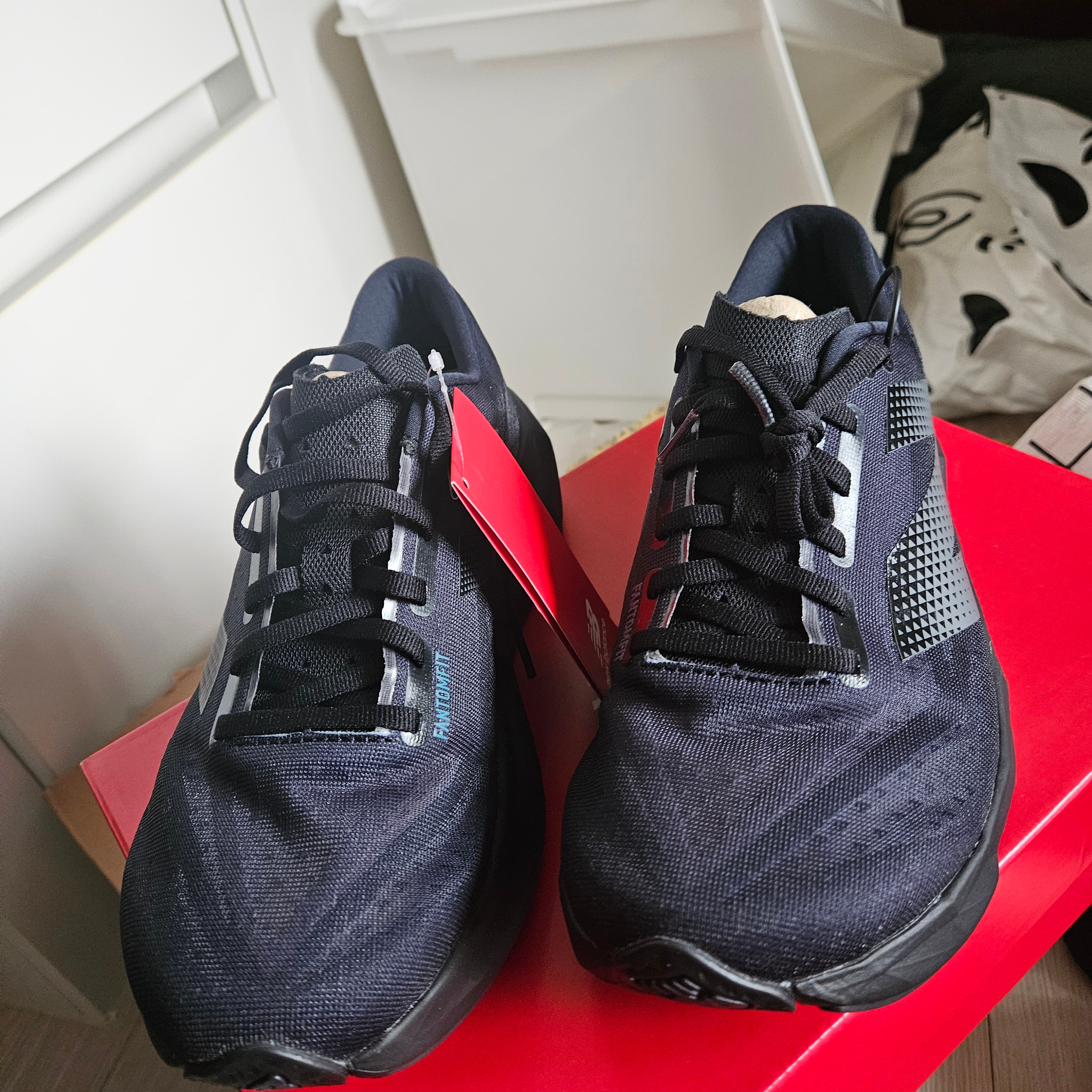 New Balance FuelCell Rebel v4 Black Graphic - 2E Wide 착용 스타일 - 3