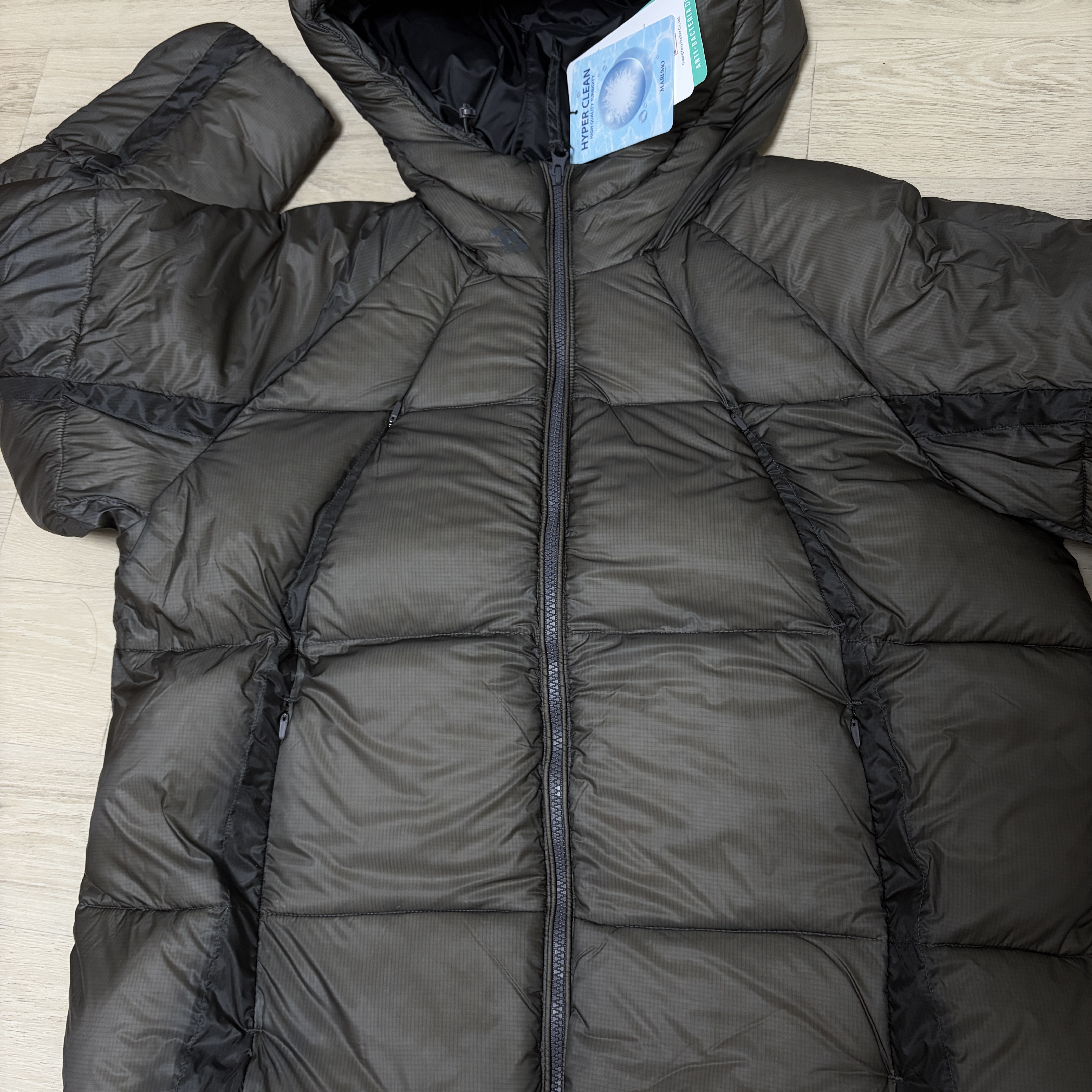 Sansan Gear Shade Puffer Jacket Charcoal 착용 스타일
