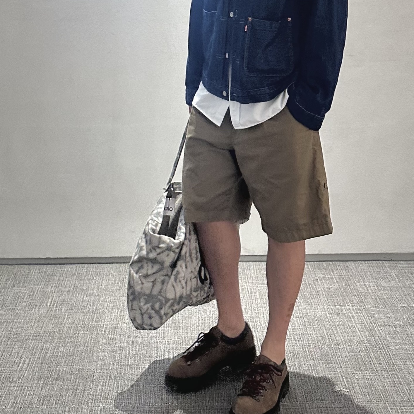 Alo Yoga Iconic Shopper Tote Bag Grey Tiedye 착용 스타일