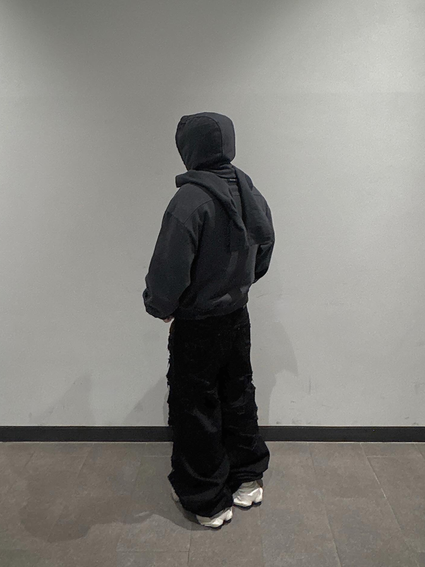 BLR Dyed Raw Edged Hoodie with Linen Muffler Black 착용 스타일