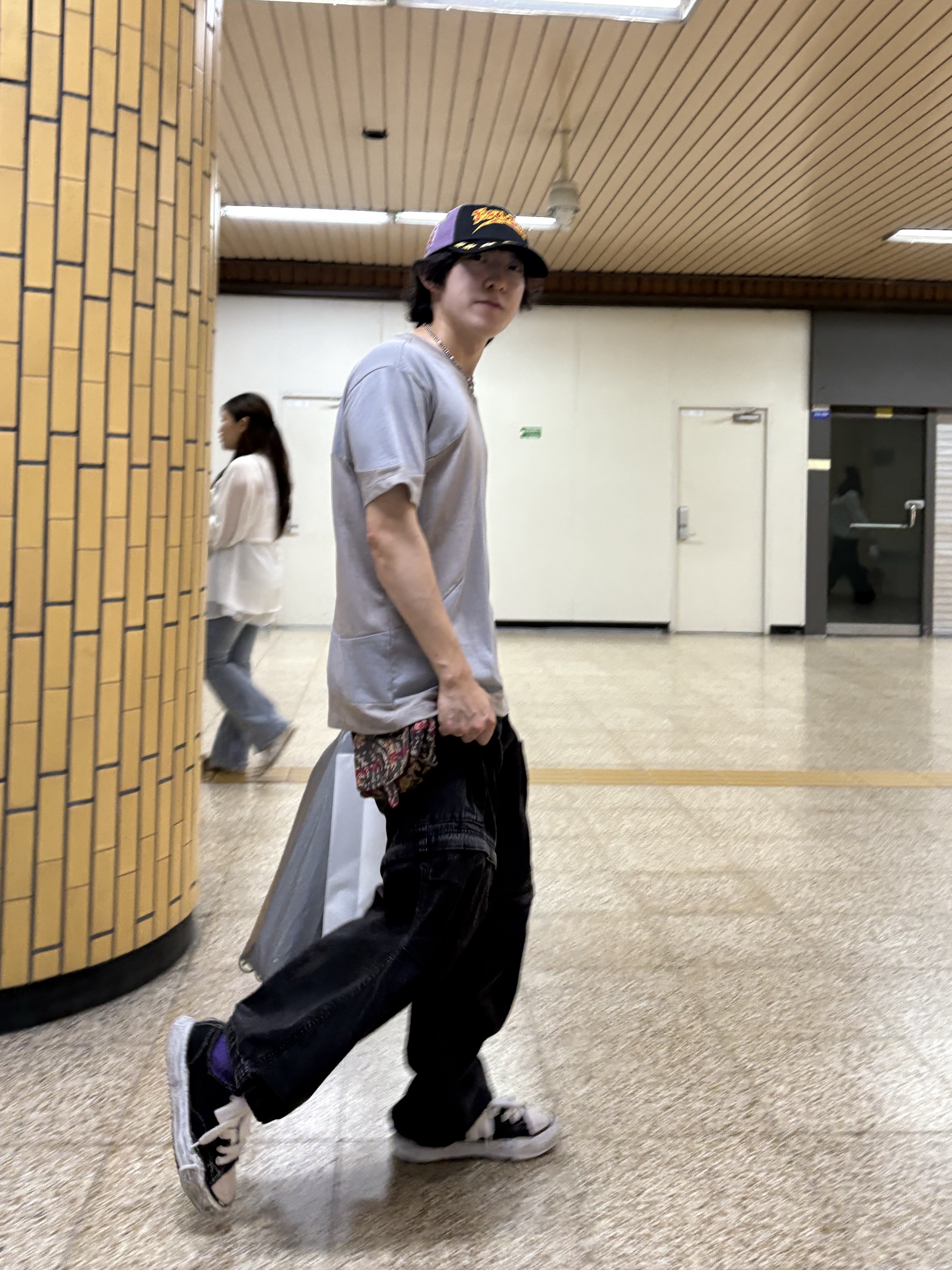 GU x Undercover Denim Convertible Wide Cargo Pants Dark Gray, Maison Mihara Yasuhiro Peterson23 OG Sole Canvas Low-top Sneakers Black 착용 스타일 - 1