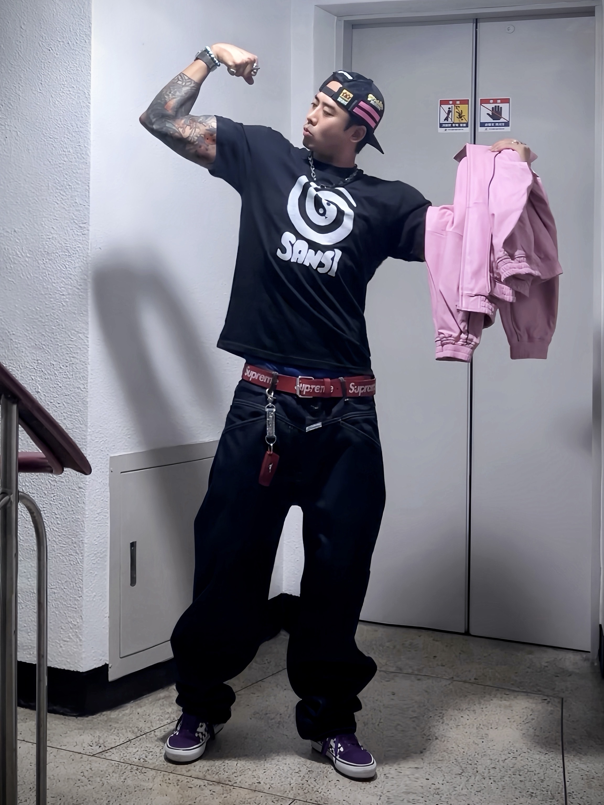 Supreme x SpongeBob Jeff Hamilton Mesh Back 6-Panel Black - 25SS, Supreme x Umbro Leather Track Jacket Pink - 25FW 착용 스타일 - 2