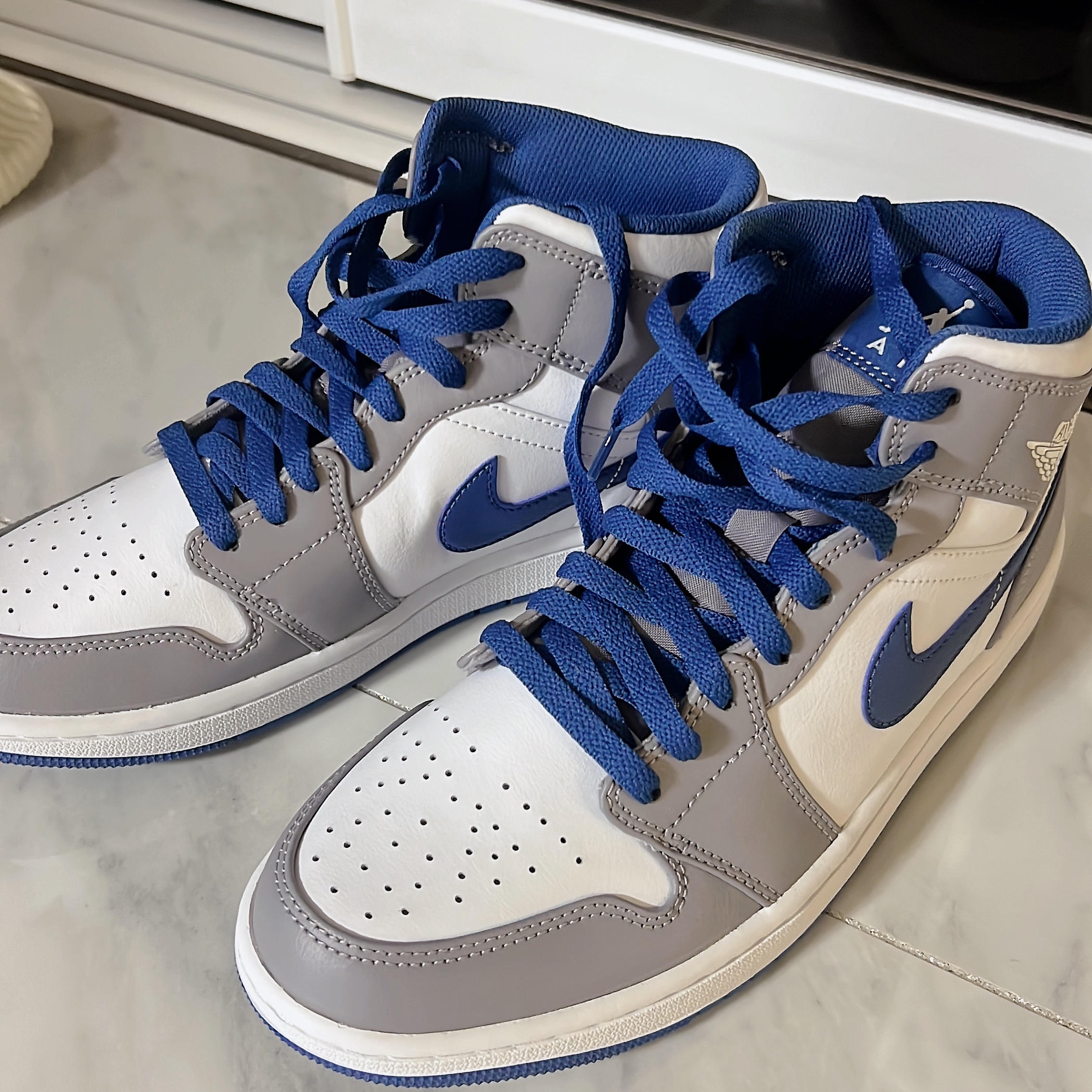 Jordan 1 Mid Cement Grey True Blue 착용 스타일 - 3
