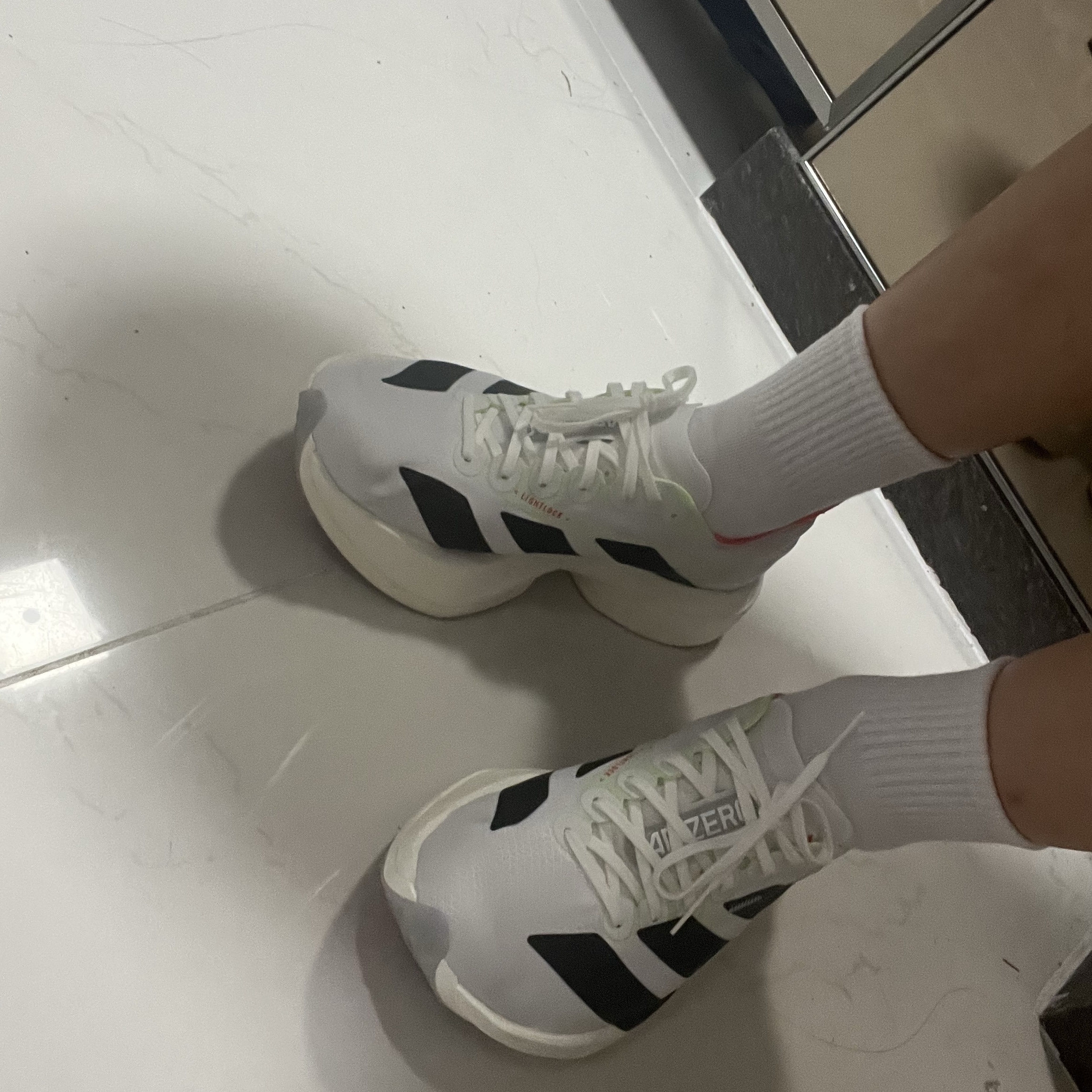 (W) Adidas Adizero Adios Pro 4 Cloud White Core Black 착용 스타일