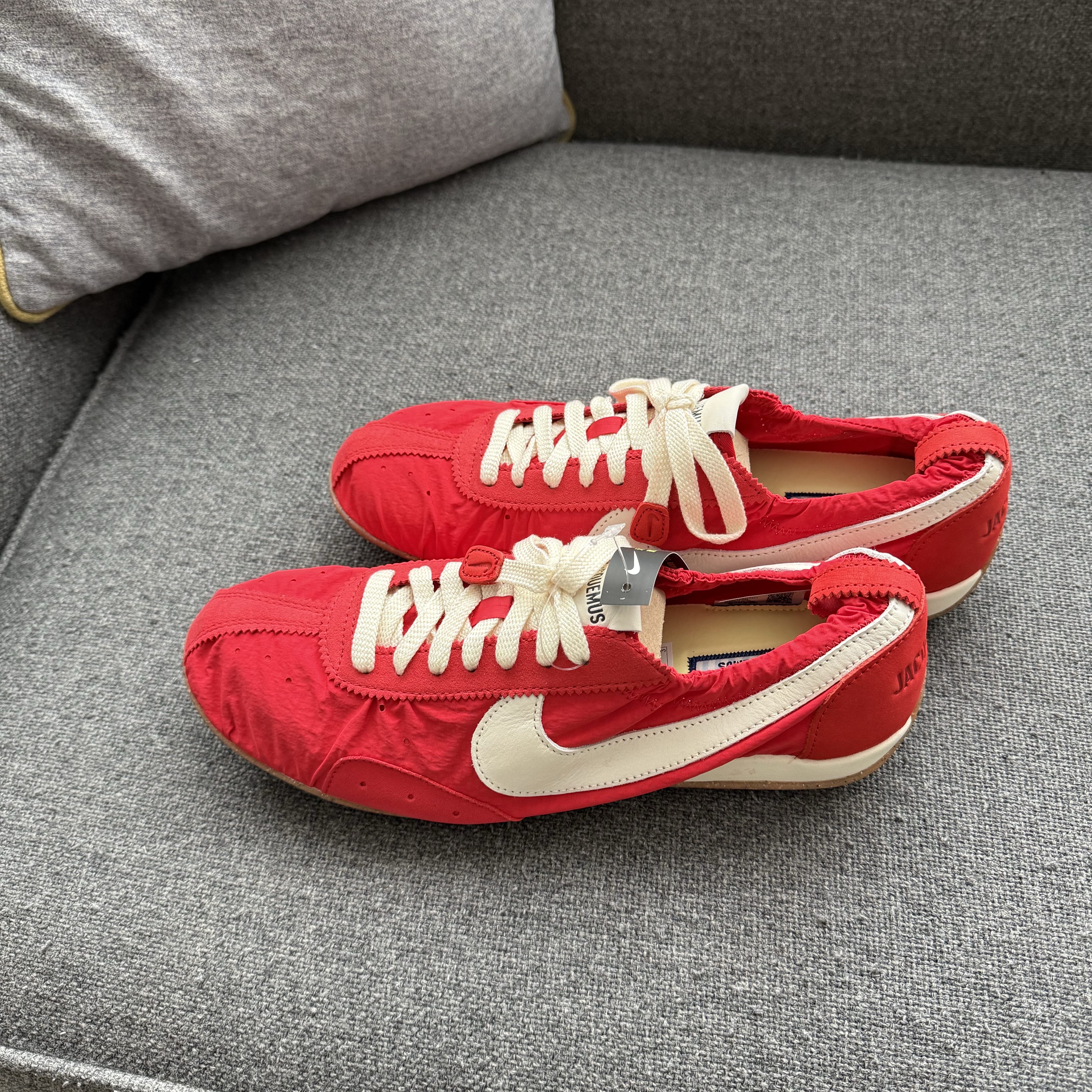 Nike x Jacquemus Moon Shoe SP University Red and Bicycle Yellow 착용 스타일 - 1