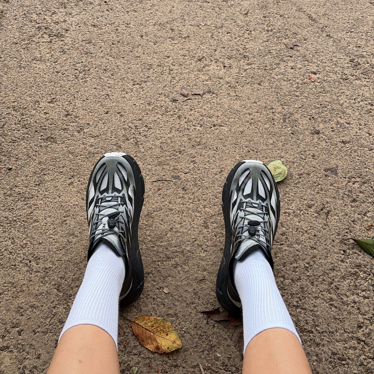 Hoka Mafate Speed 4 Lite TS Black White 착용 스타일