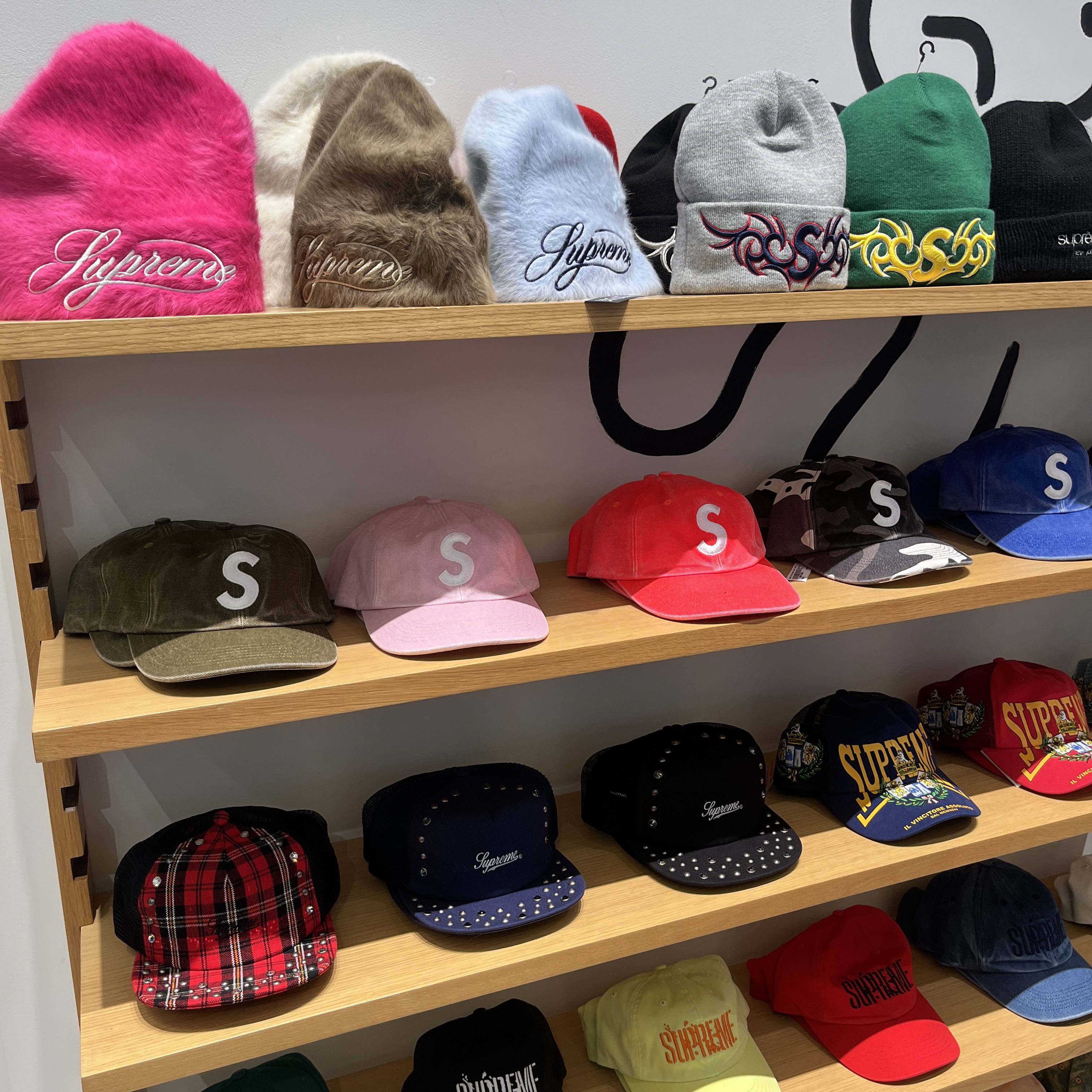 Supreme x Kangol Furgora Script Beanie Light Blue - 25FW, Supreme x Kangol Furgora Script Beanie Brown - 25FW 착용 스타일