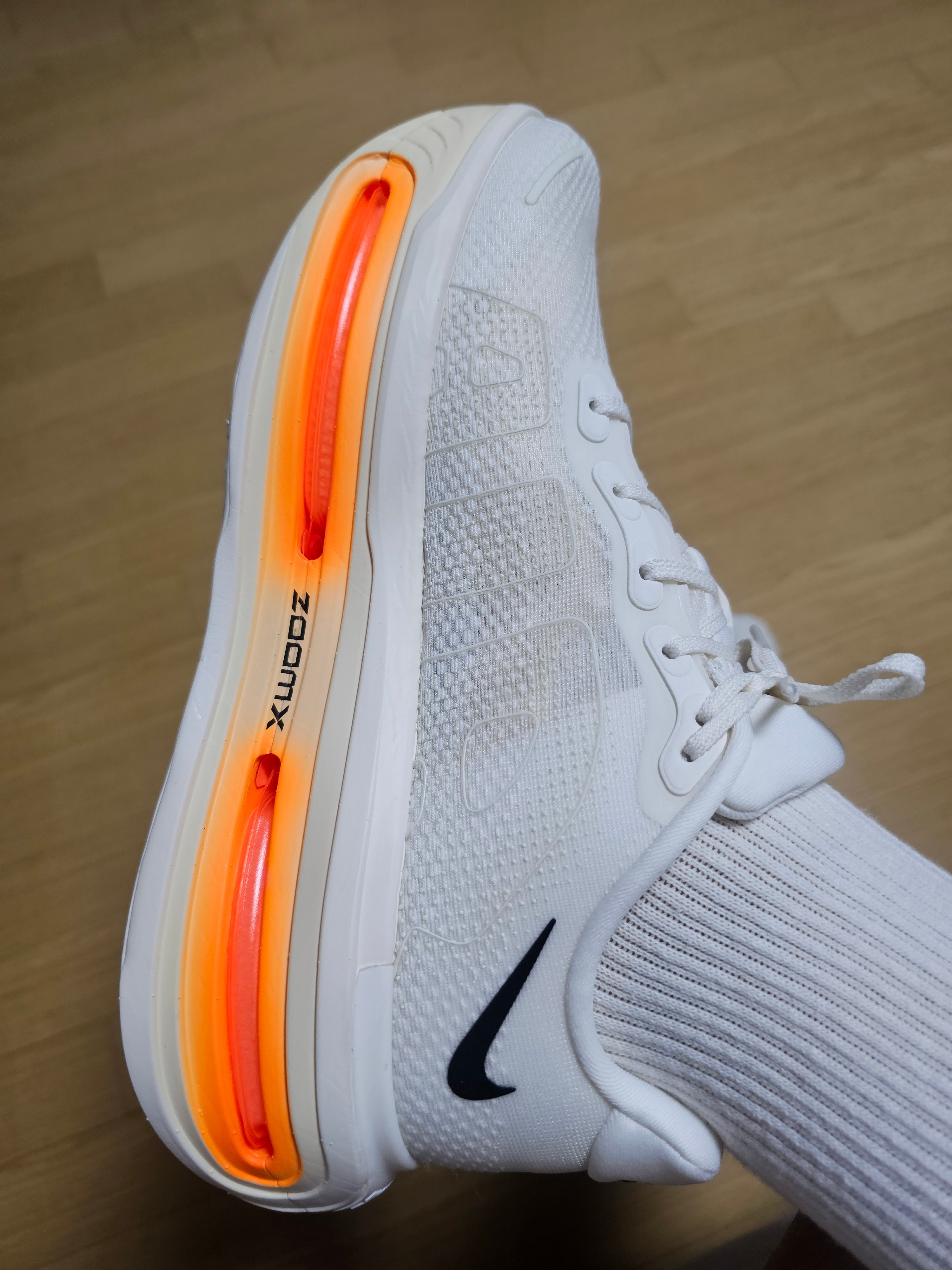 Nike Vomero Premium Sail Coconut Milk 착용 스타일 - 1