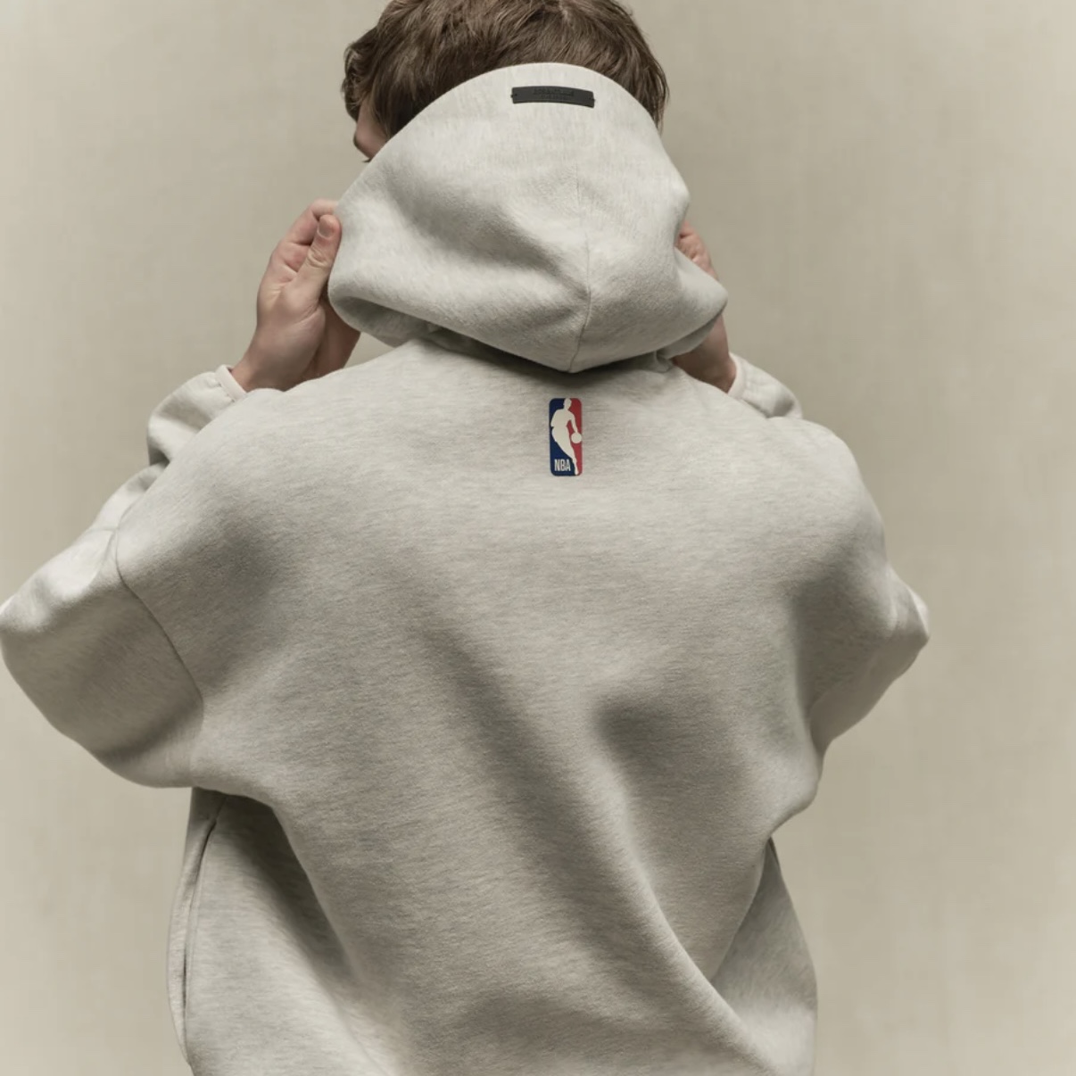 Essentials x NBA Hoodie Light Heather - 24FW 착용 스타일 - 1