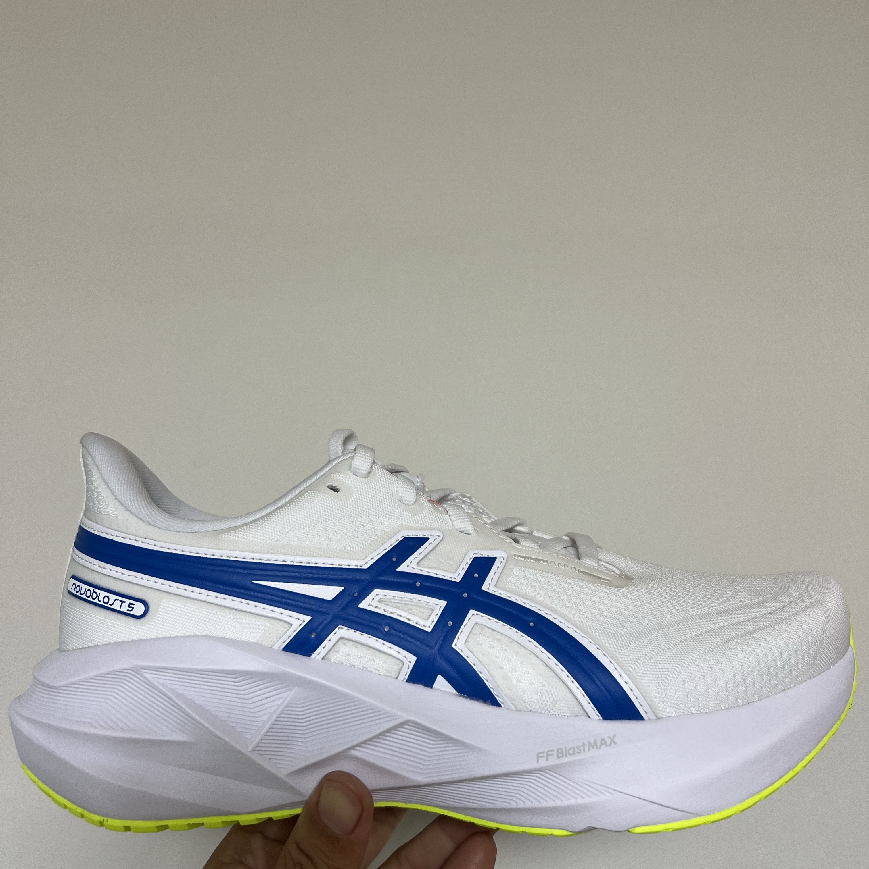 Asics Novablast 5 White Tuna Blue 착용 스타일 - 1
