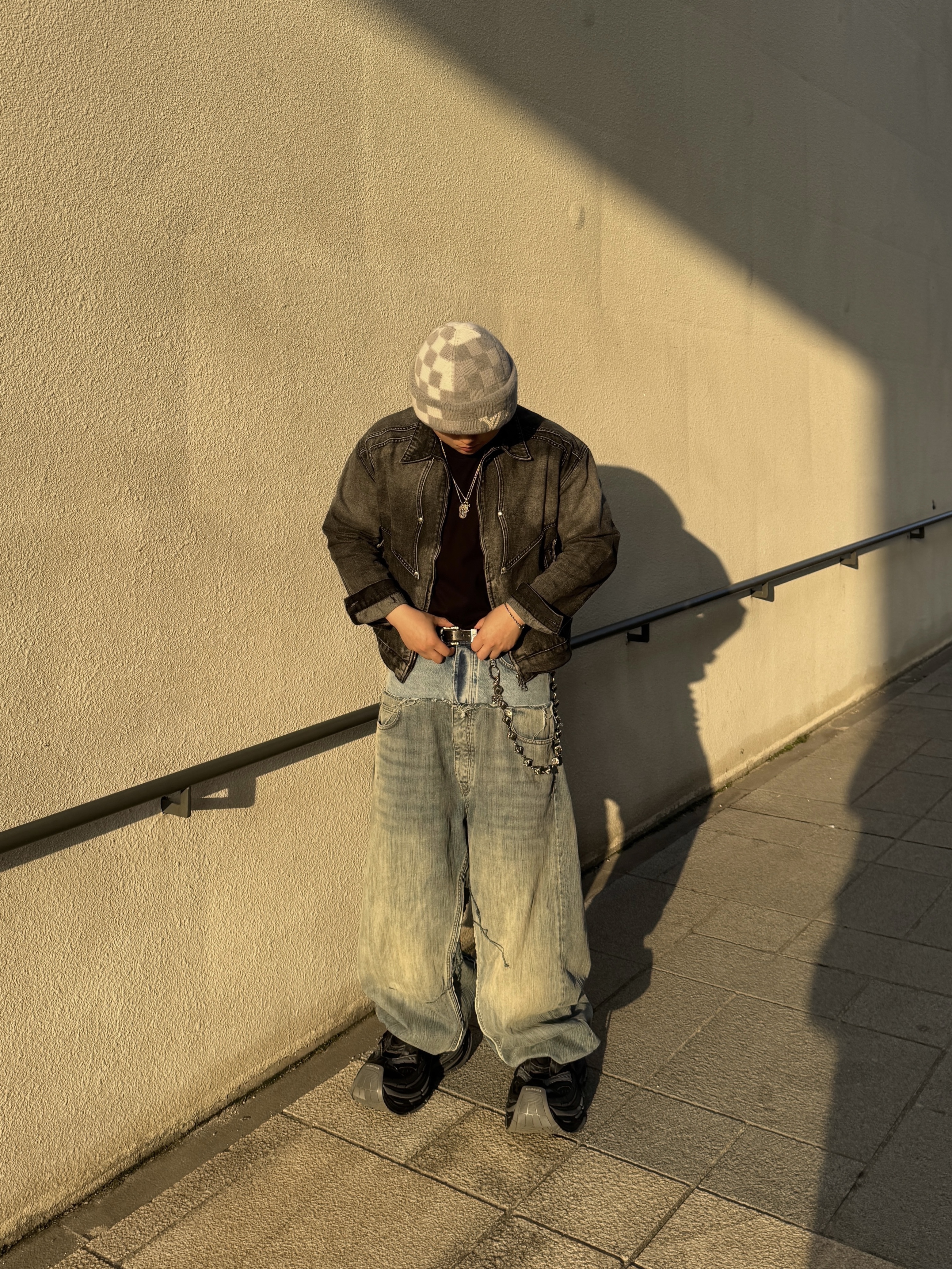 Louis Vuitton LV Crush Damoflage Pearl Beanie Light Grey 착용 스타일
