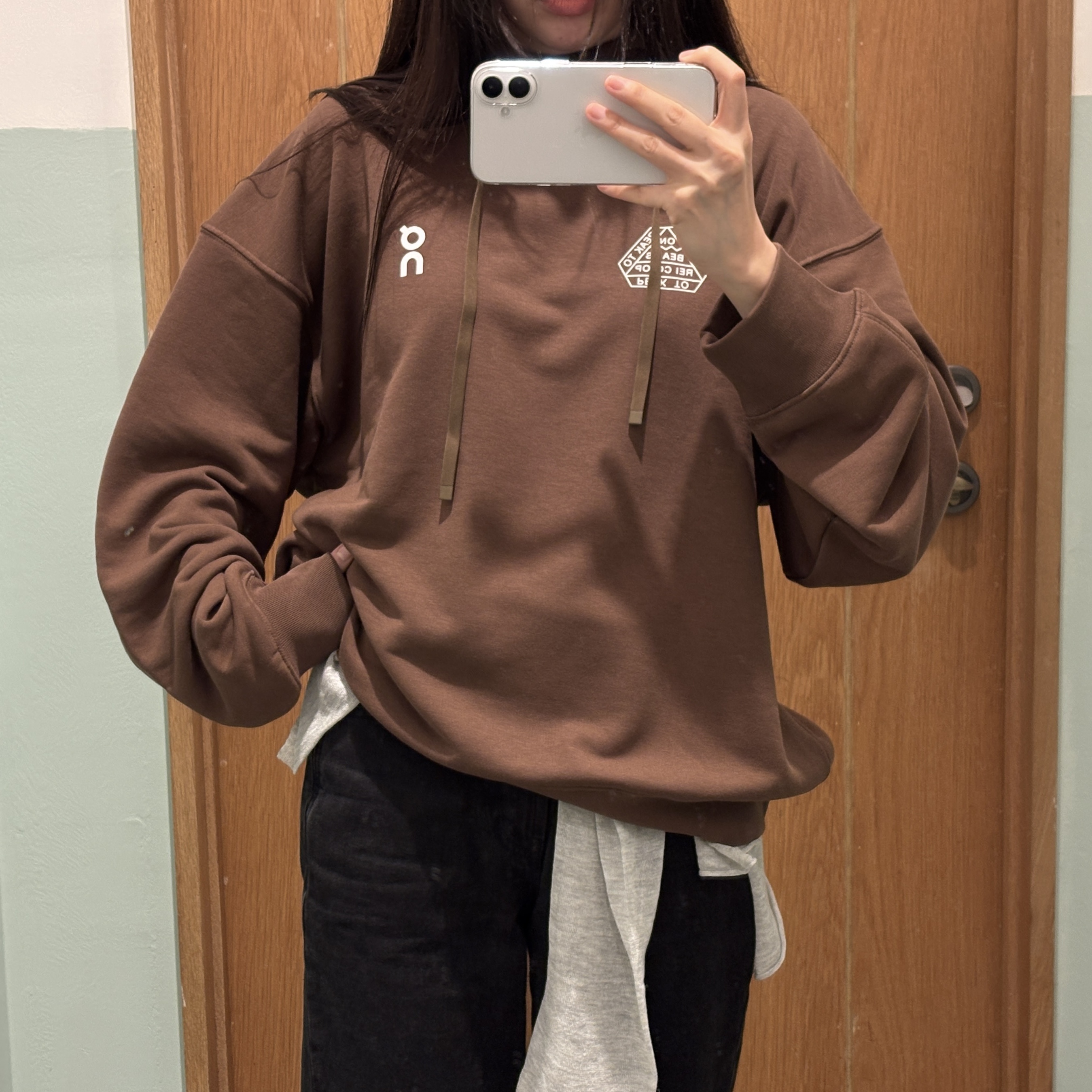 On Running x Beams x Rei Club Hoodie Earth 착용 스타일 - 2