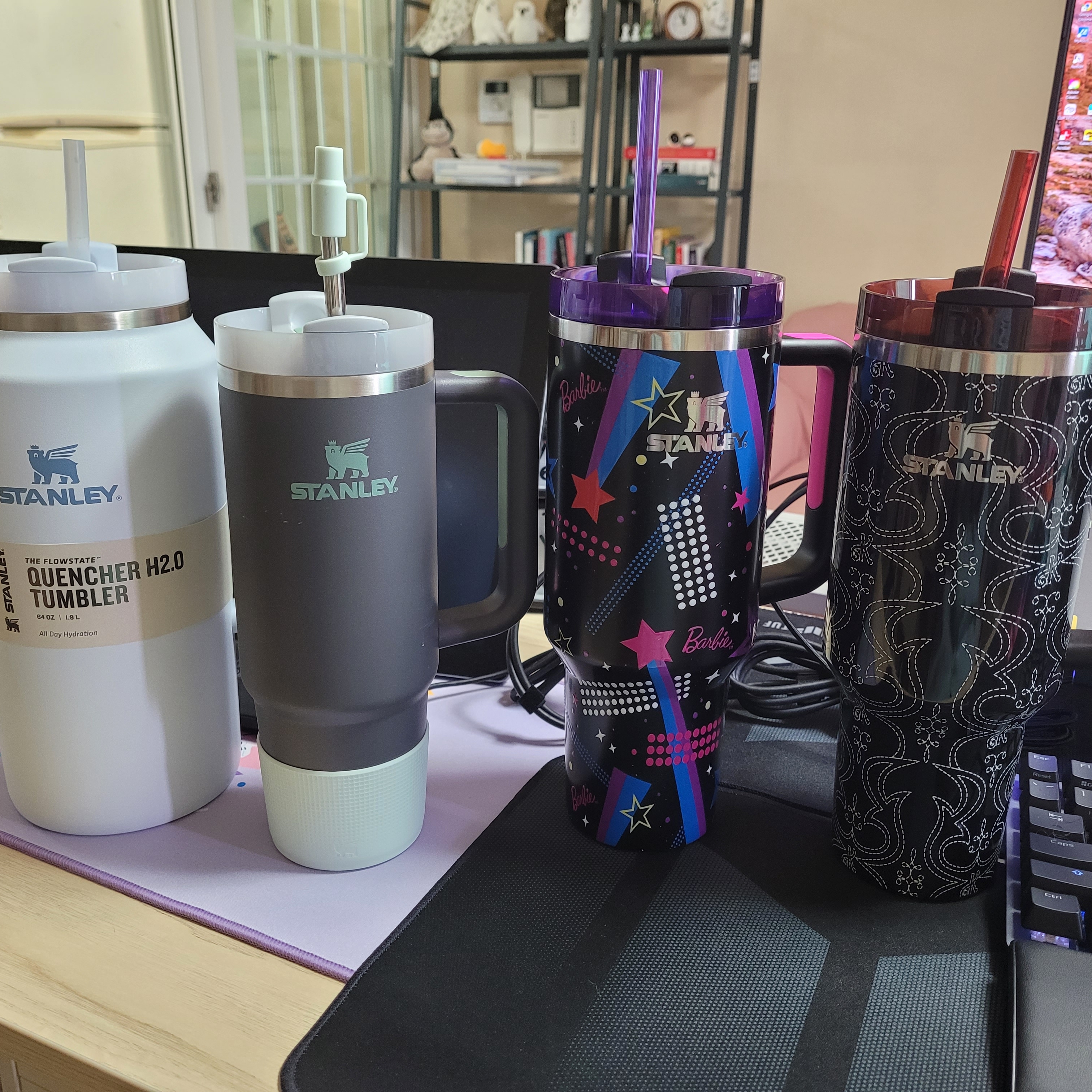 Stanley x Barbie Quencher H2.0 FlowState Tumbler 1.18L 80’s Western Ken Midnight Black, Stanley x Barbie Quencher H2.0 FlowState Tumbler 1.18L 80’s Rockers Black 착용 스타일 - 1