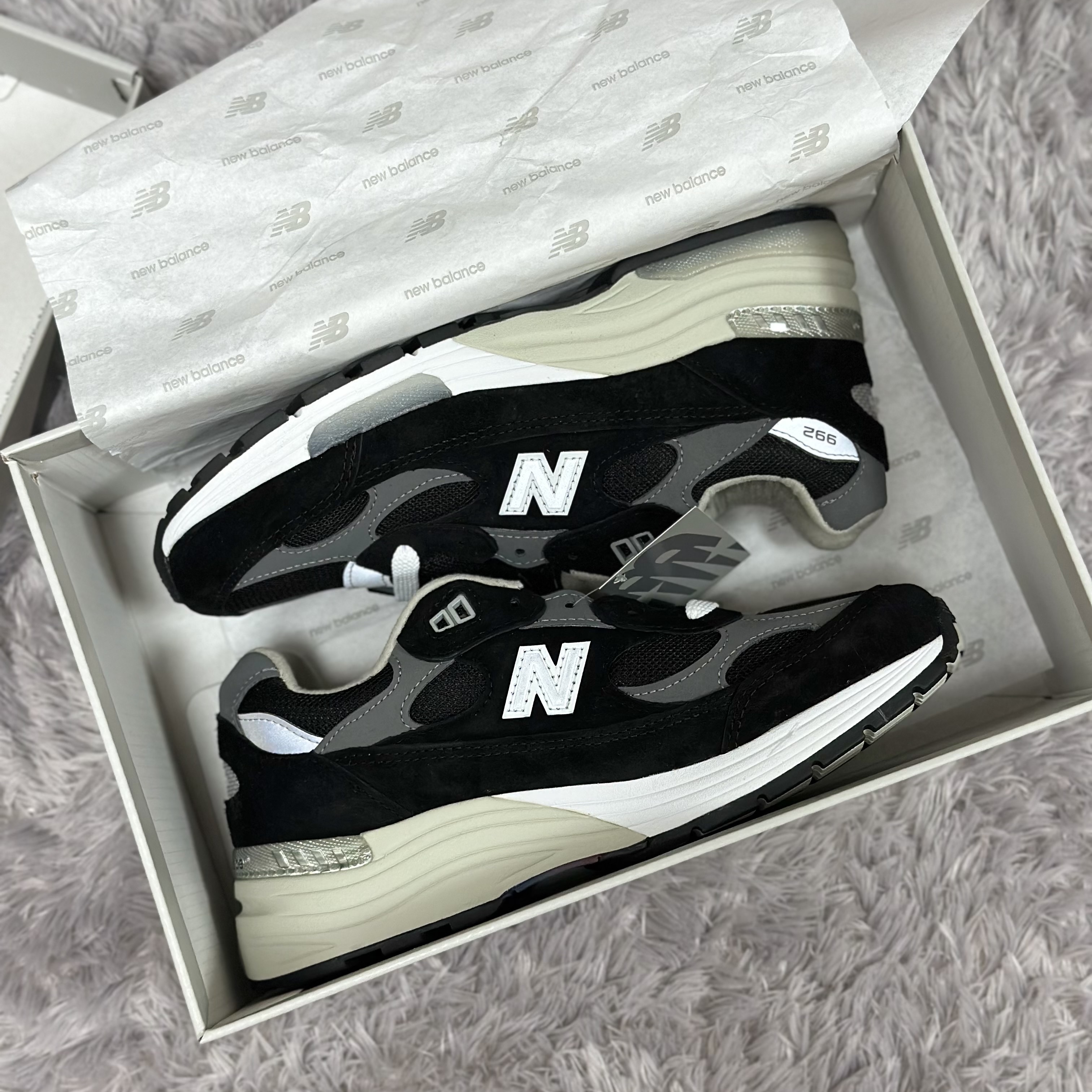 New Balance 992 Made in USA Core Black Grey 착용 스타일 - 2