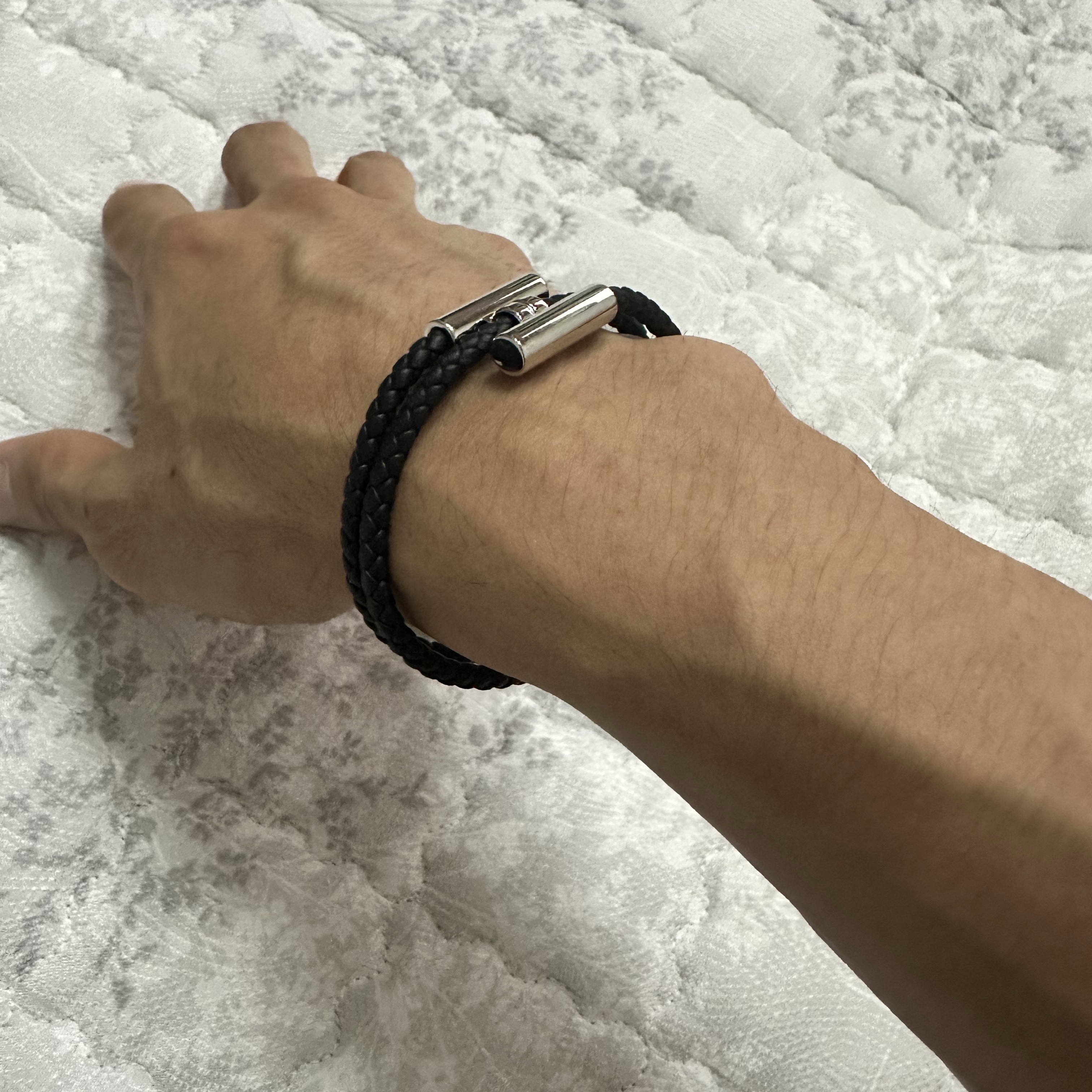 Hermes Tournis Tresse Bracelet Swift Calfskin Palladium & Noir 착용 스타일 - 1