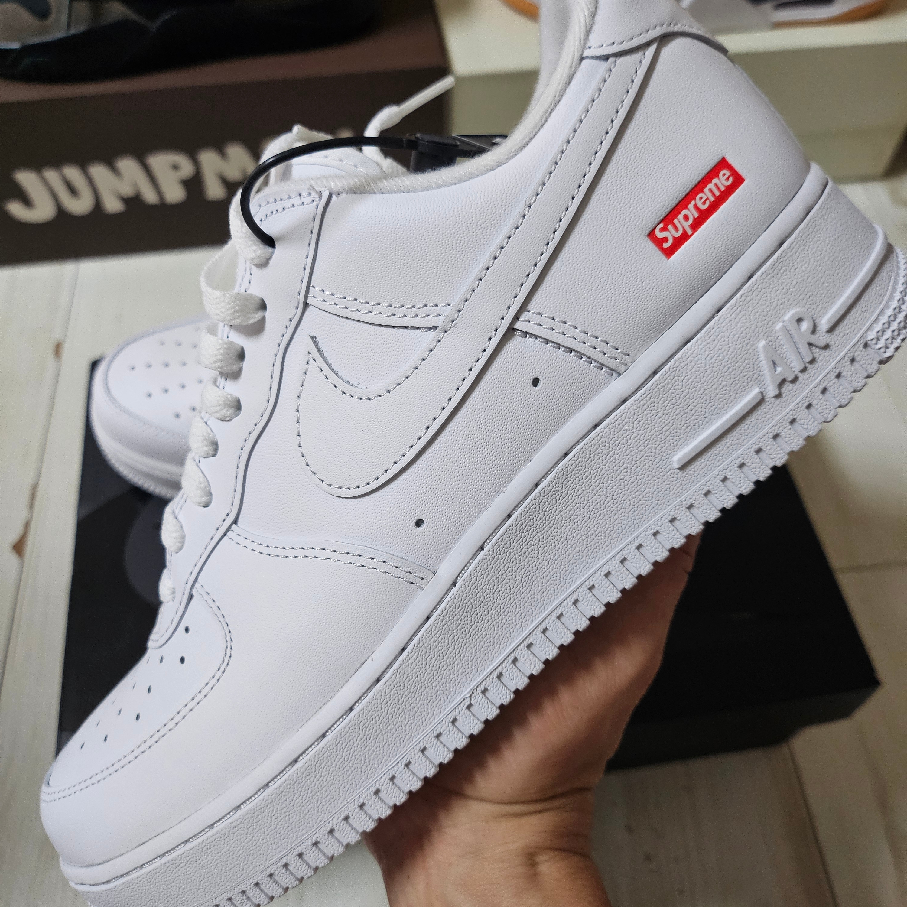 Nike x Supreme Air Force 1 Low White 착용 스타일 - 1