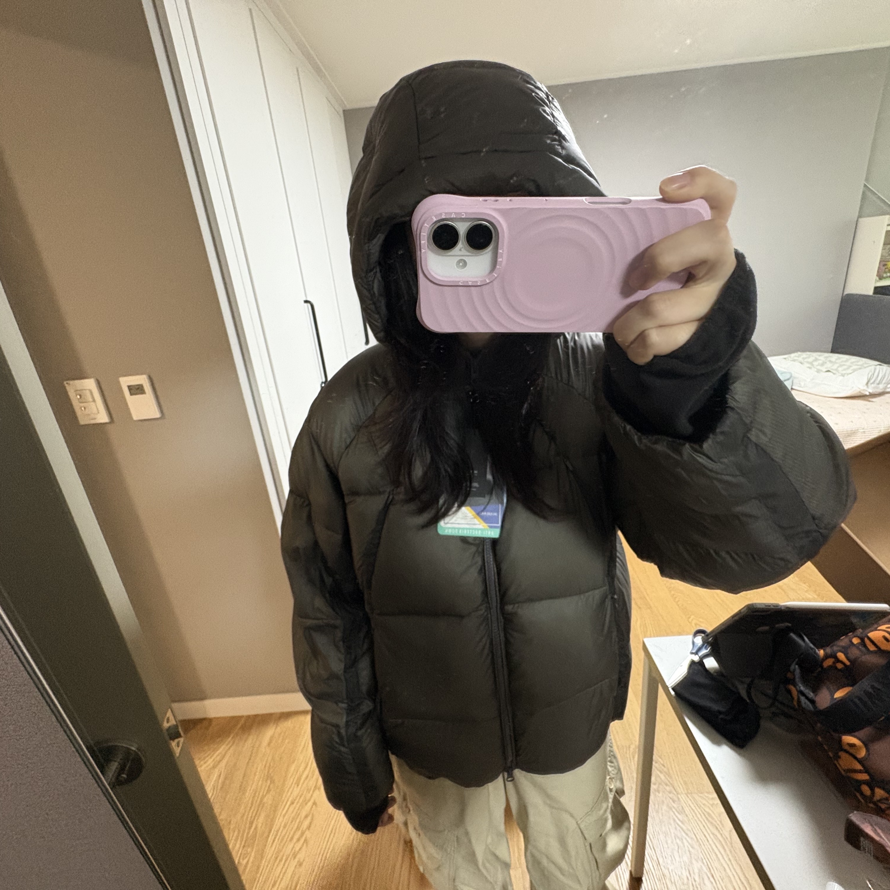 Sansan Gear Shade Puffer Jacket Charcoal 착용 스타일