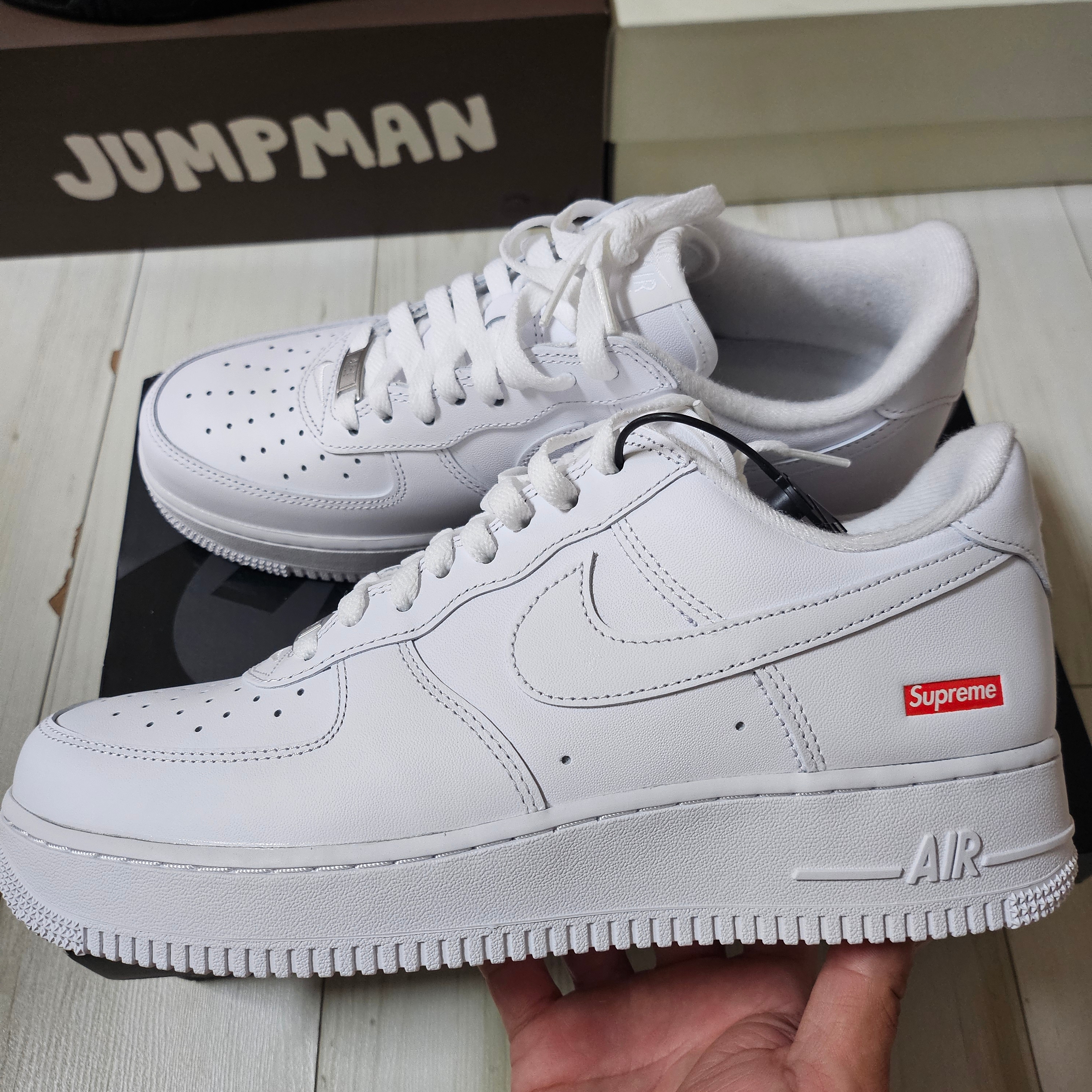 Nike x Supreme Air Force 1 Low White 착용 스타일 - 2