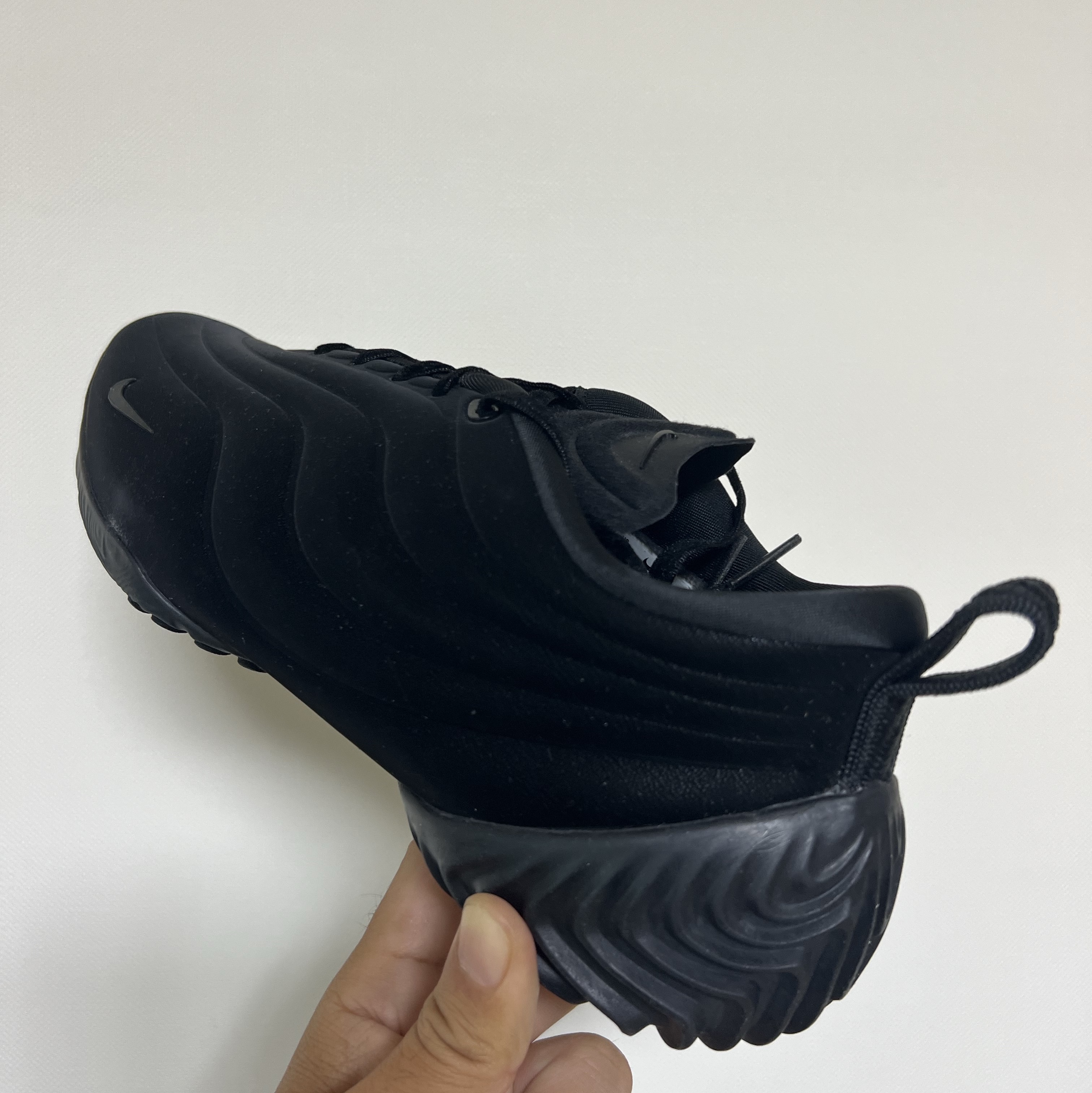 (W) Nike Astra Ultra Triple Black 착용 스타일 - 2