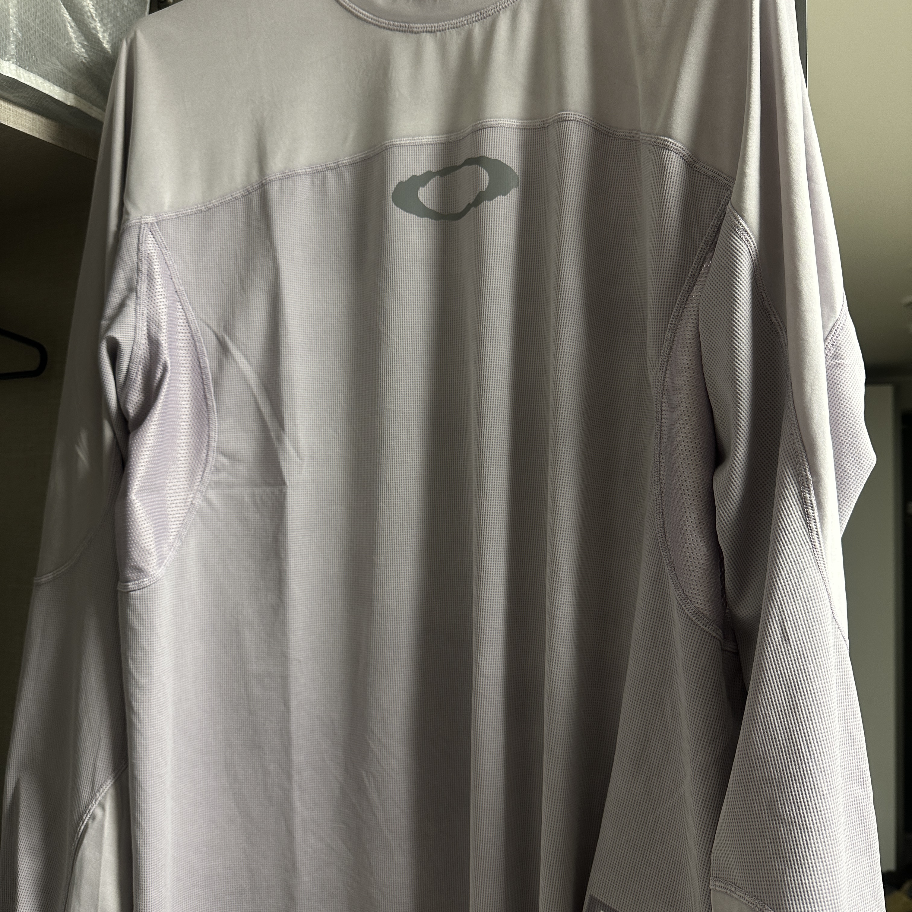 Oakley x Satisfy AuraLite Desert T-Shirt Mineral Dusk 착용 스타일 - 1