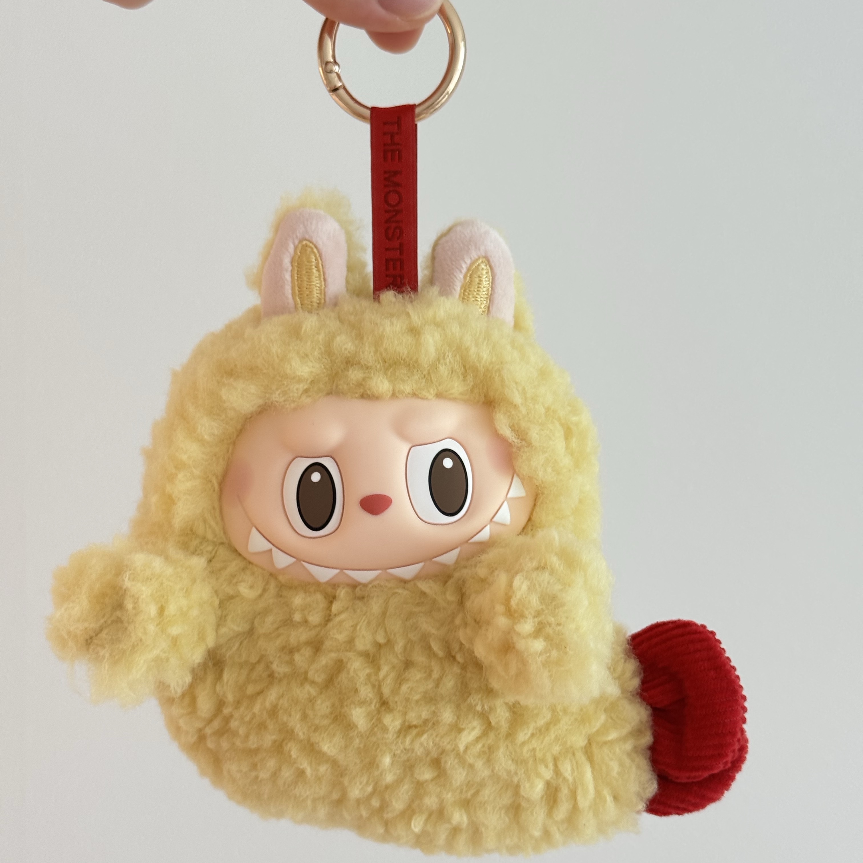 Pop Mart Labubu The Monsters Wacky Mart Series Earphone Case 착용 스타일 - 1