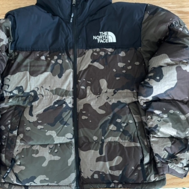 The North Face 1996 Novelty Nuptse Jacket Woodland Camo 착용 스타일 - 1