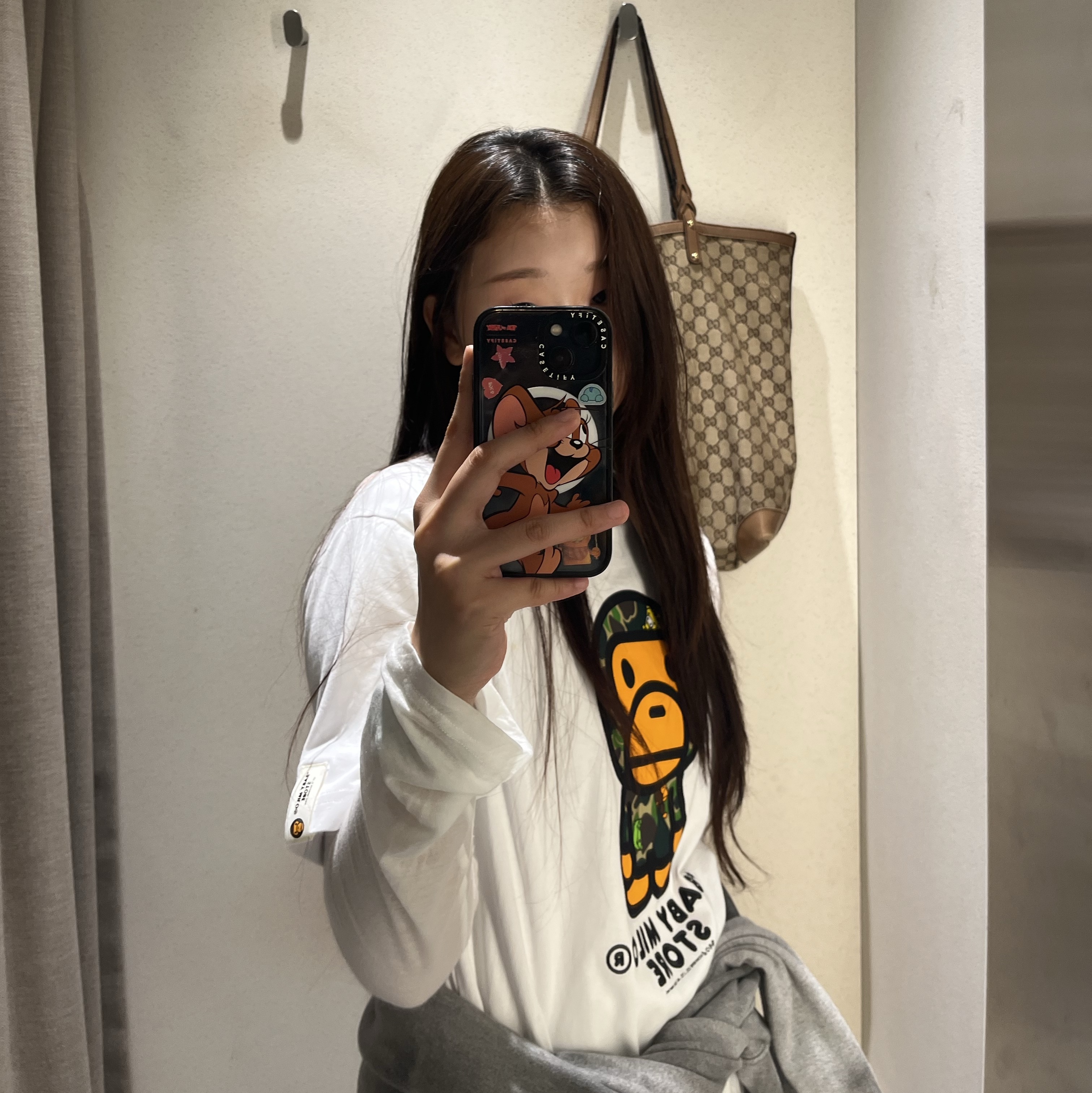 (W) BAPE Milo Regular Fit T-Shirt White, (W) Hermes Large Croisette Ring Sterling Silver 착용 스타일 - 2