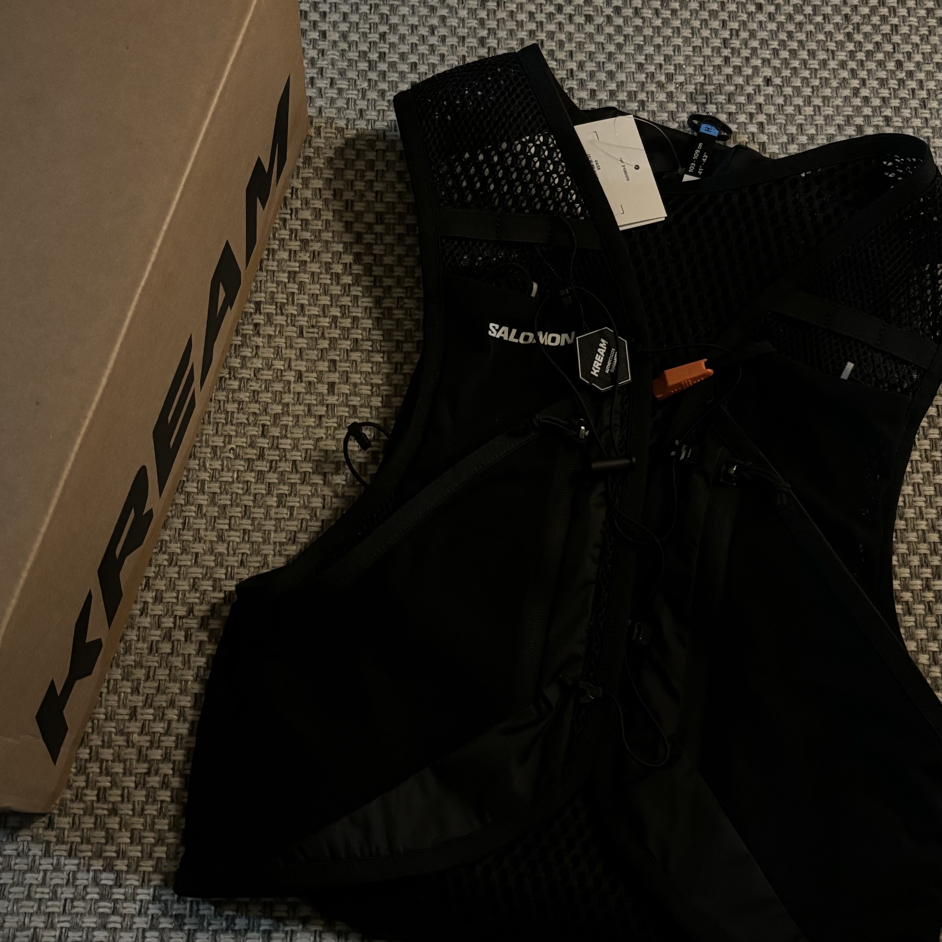 Salomon Active Skin 12 Black (Without Flasks) 착용 스타일 - 1