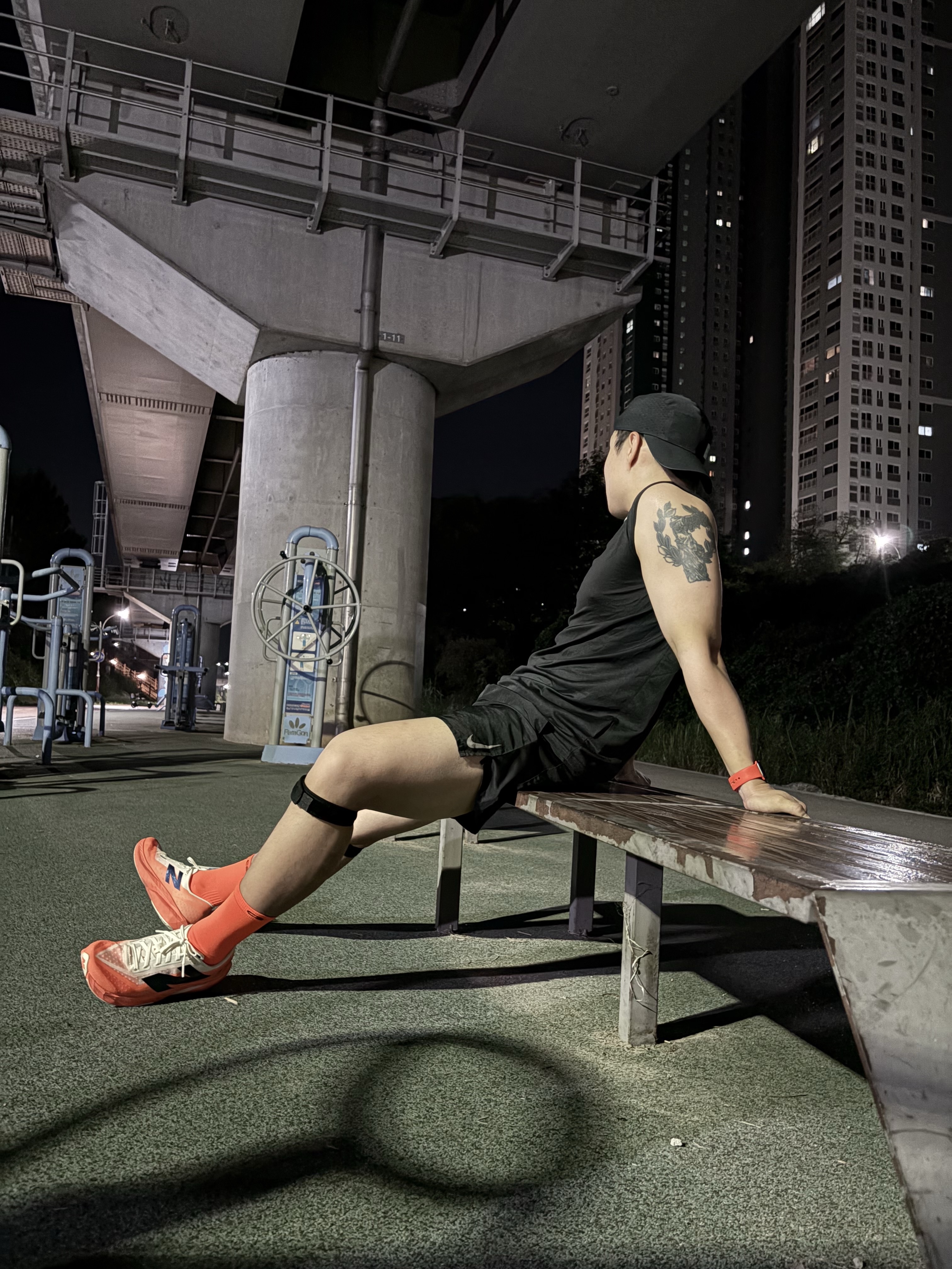 New Balance Fuelcell Rebel v4 Hot Mango Angora - 2E Wide 착용 스타일 - 1