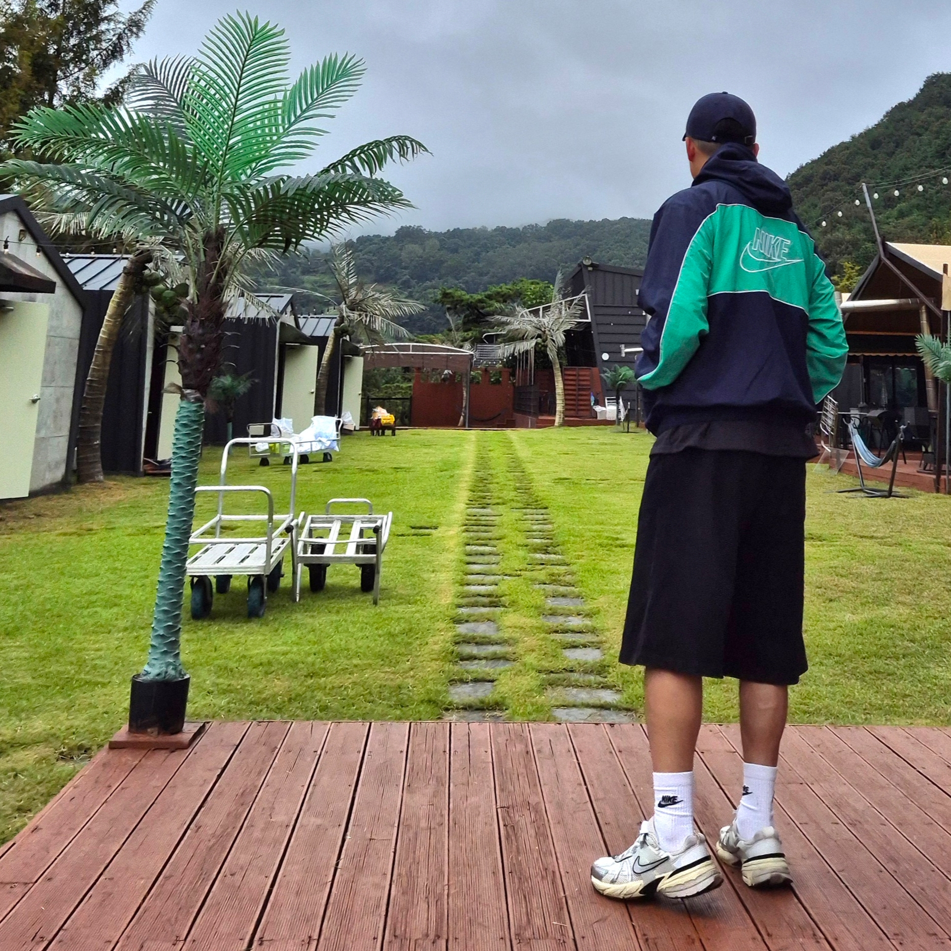 Nike V2K Run Summit White Metallic Silver, Nike Club Hooded Jacket Black White - Asia 착용 스타일 - 2