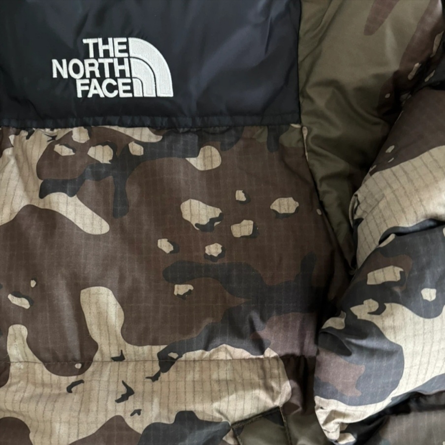 The North Face 1996 Novelty Nuptse Jacket Woodland Camo 착용 스타일 - 2