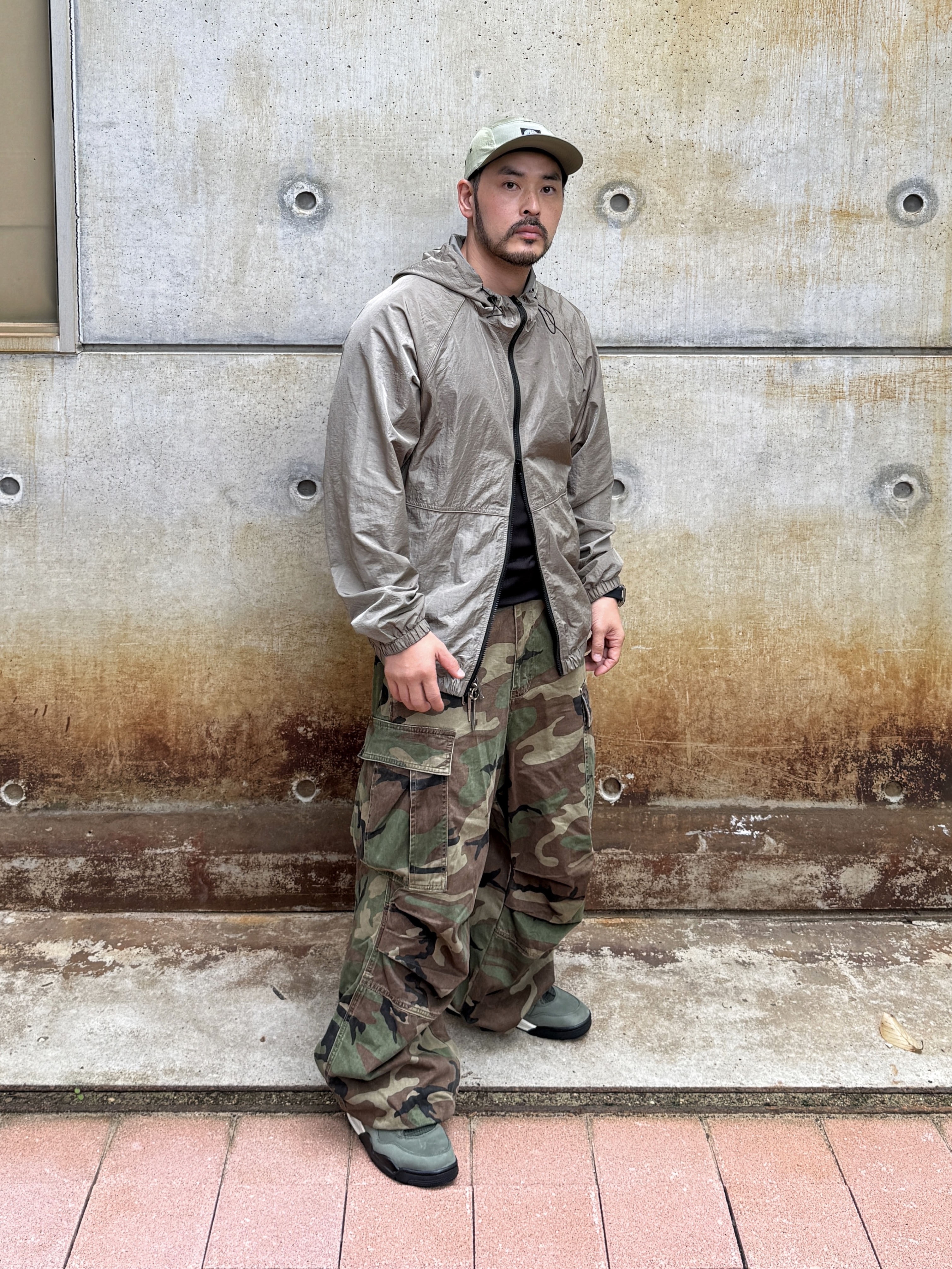 Jordan 4 x Undefeated Retro OG SP Deep Green and Clementine, NOD Stone Washed Cargo Pants Camo 착용 스타일 - 1