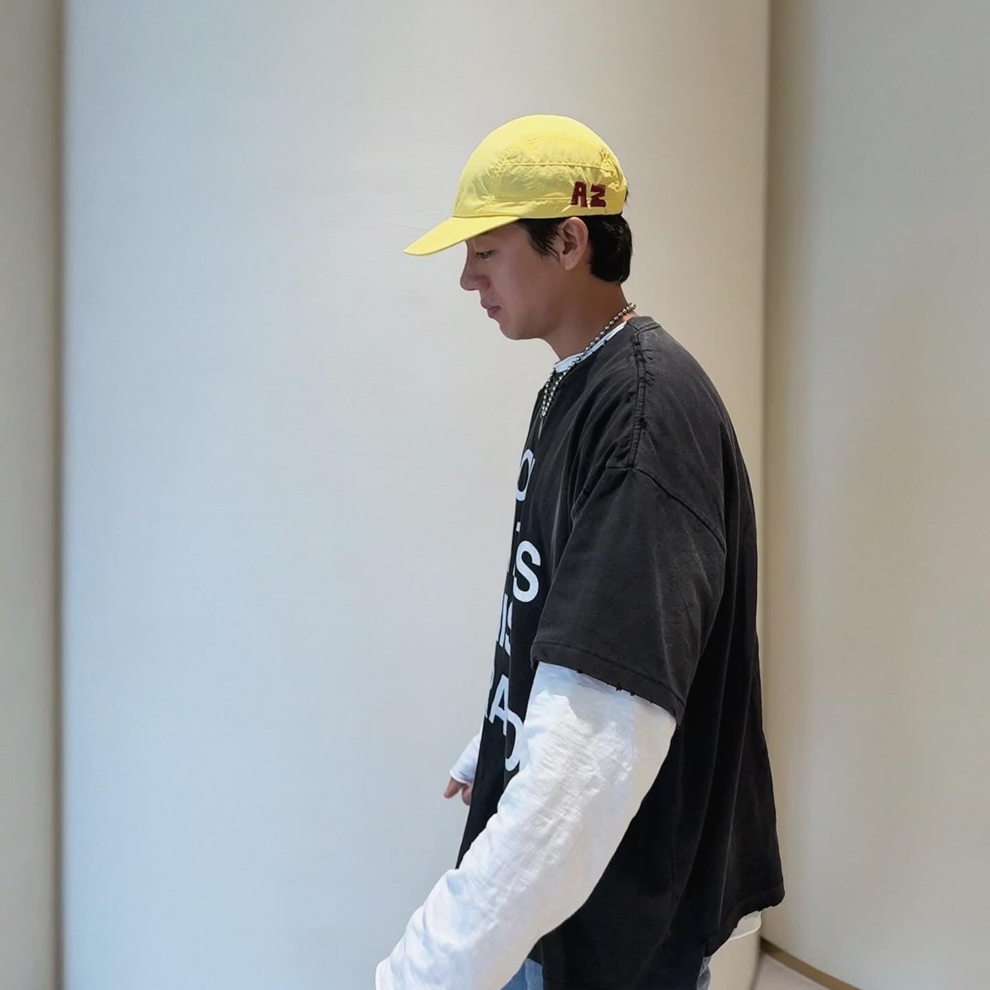Alex Zono Texas Trucker Hat Yellow Sun, Hommless Mom Hates This Brand VTG Tee Black 착용 스타일 - 2