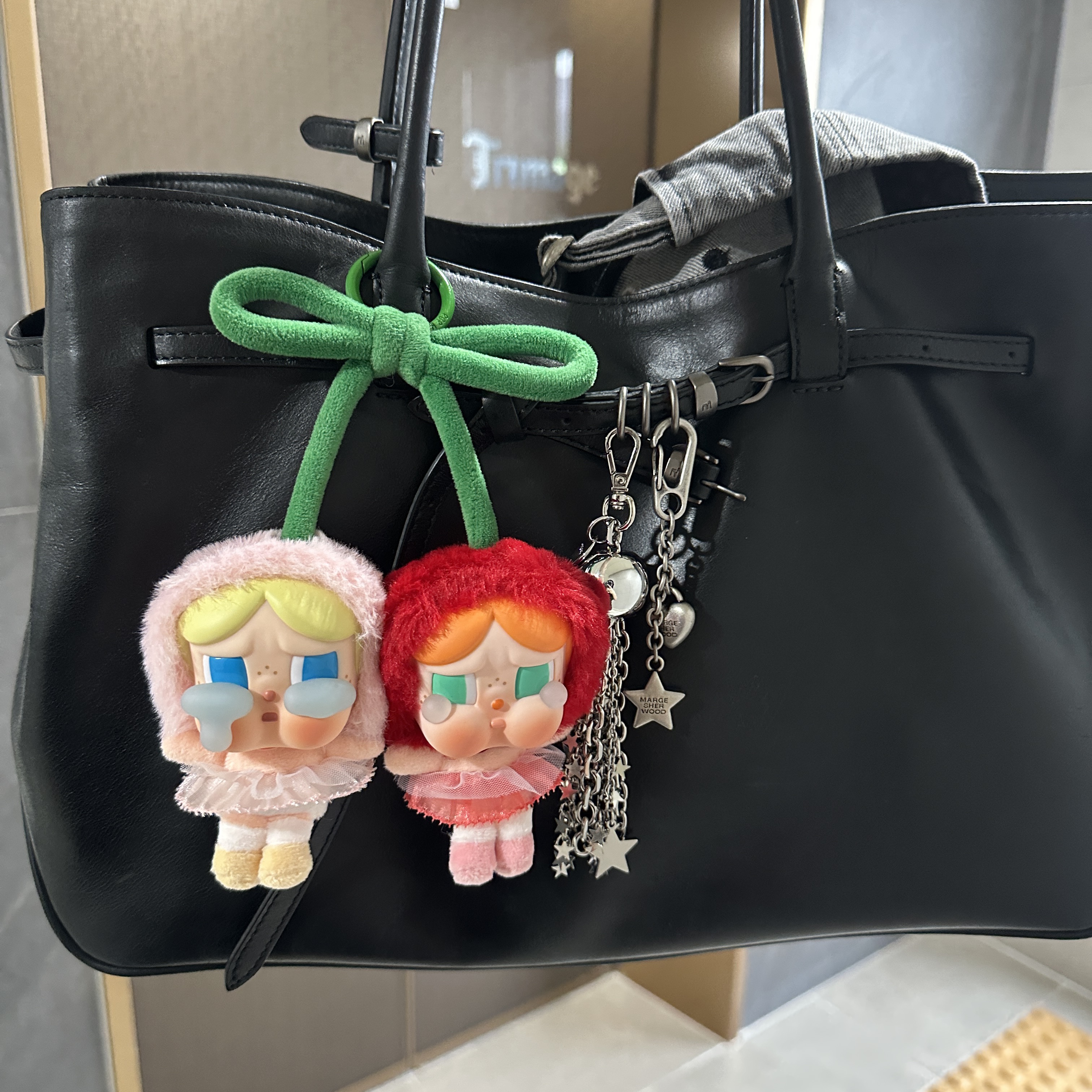 Pop Mart Crybaby Crying For Love Series Vinyl Plush 착용 스타일