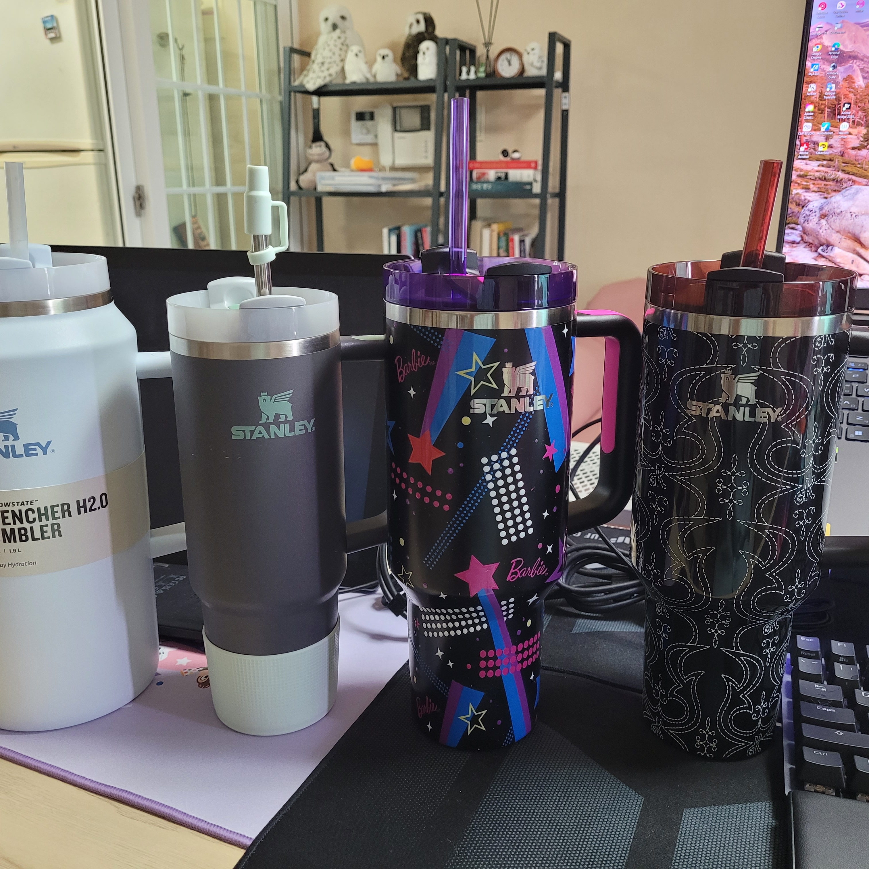 Stanley x Barbie Quencher H2.0 FlowState Tumbler 1.18L 80’s Western Ken Midnight Black, Stanley x Barbie Quencher H2.0 FlowState Tumbler 1.18L 80’s Rockers Black 착용 스타일 - 5