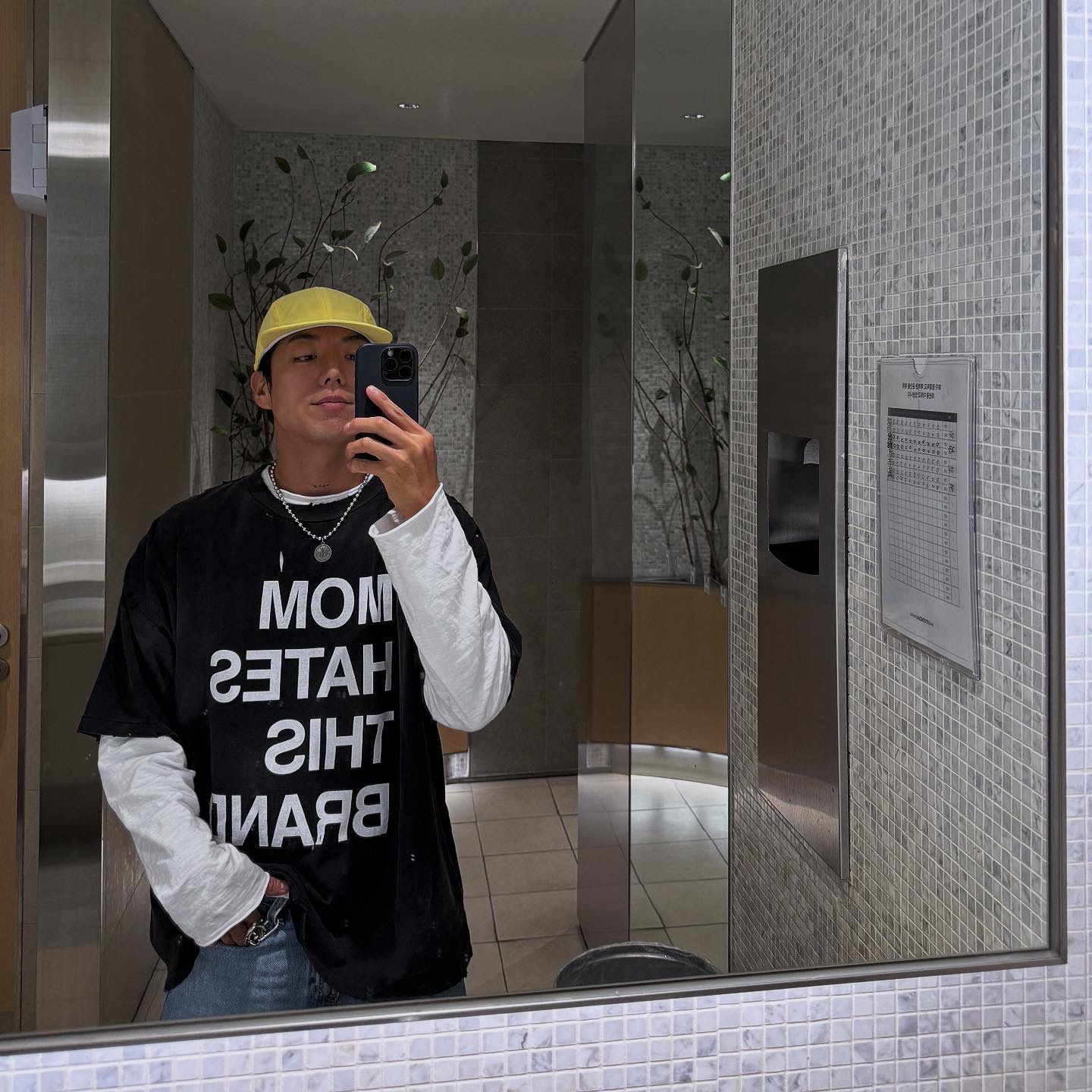 Alex Zono Texas Trucker Hat Yellow Sun, Hommless Mom Hates This Brand VTG Tee Black 착용 스타일 - 3