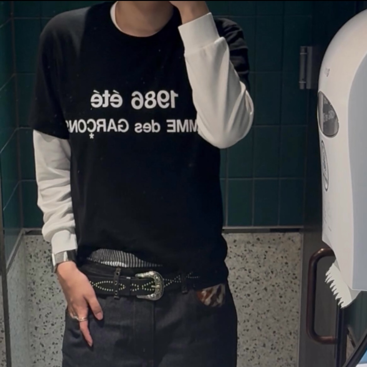 CDG 1986 Comme des Garcons T-Shirt Black 착용 스타일 - 2
