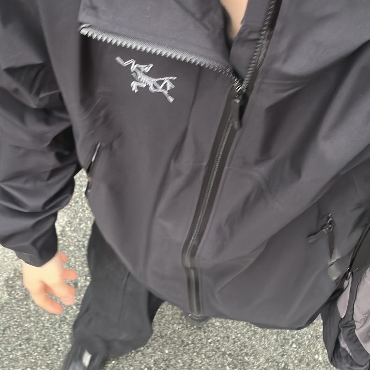Arc'teryx Beta Jacket Black, Nike Air Force 1 '07 Low Triple Black 착용 스타일