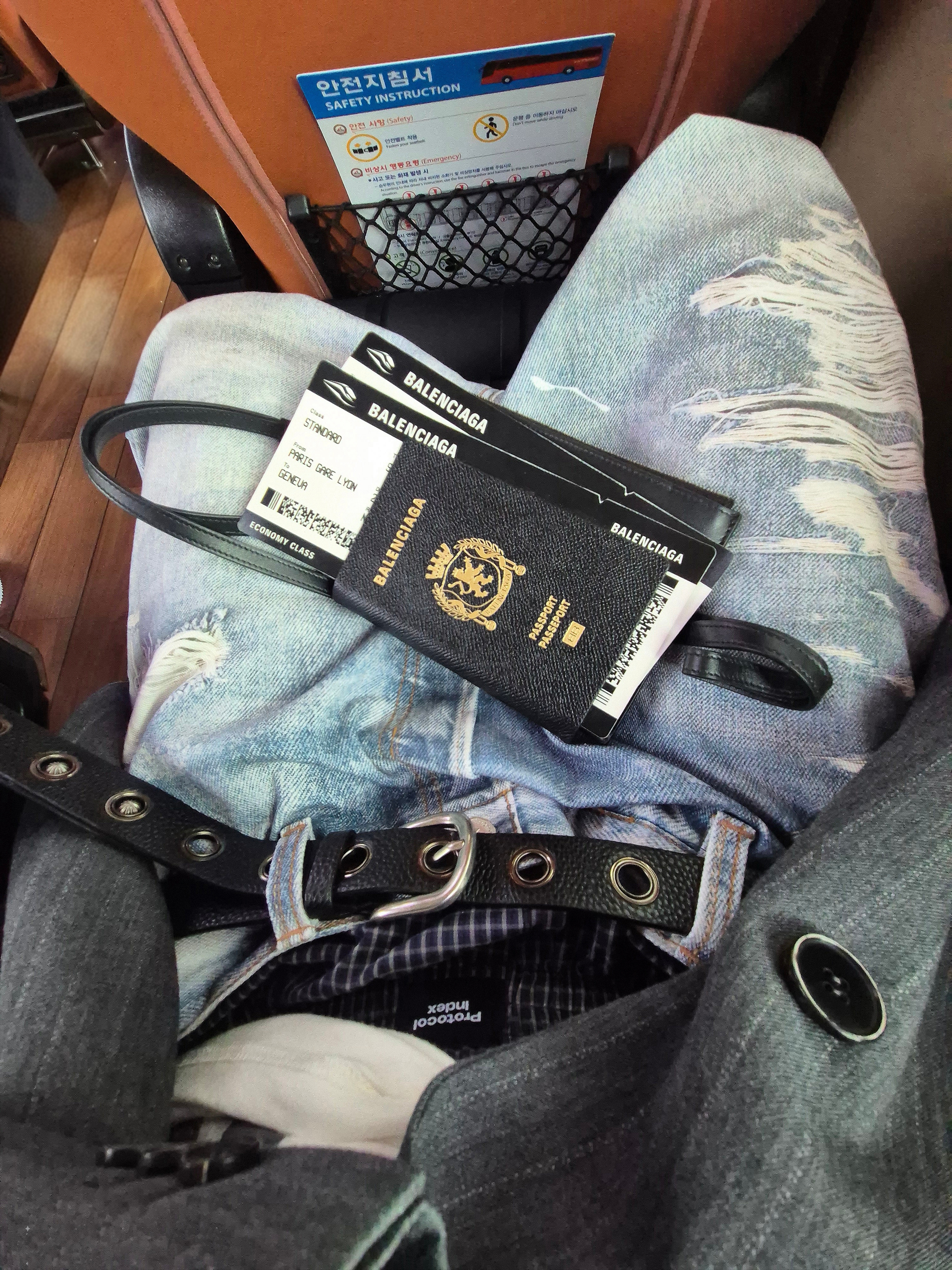 Protocol Index Trompe L'oeil Layered Pants Blue, Balenciaga Passport Phone Holder Black 착용 스타일 - 3