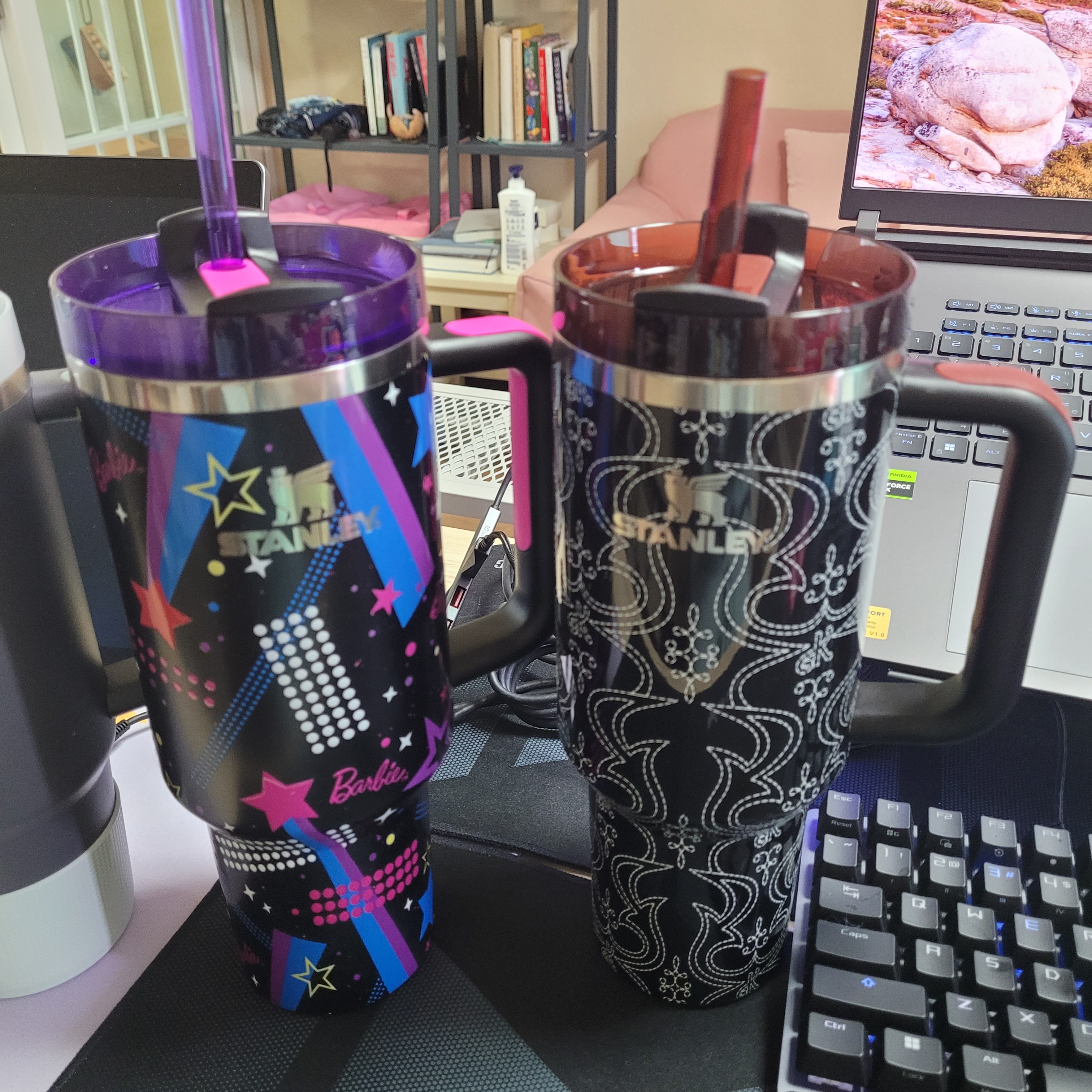 Stanley x Barbie Quencher H2.0 FlowState Tumbler 1.18L 80’s Western Ken Midnight Black, Stanley x Barbie Quencher H2.0 FlowState Tumbler 1.18L 80’s Rockers Black 착용 스타일 - 3