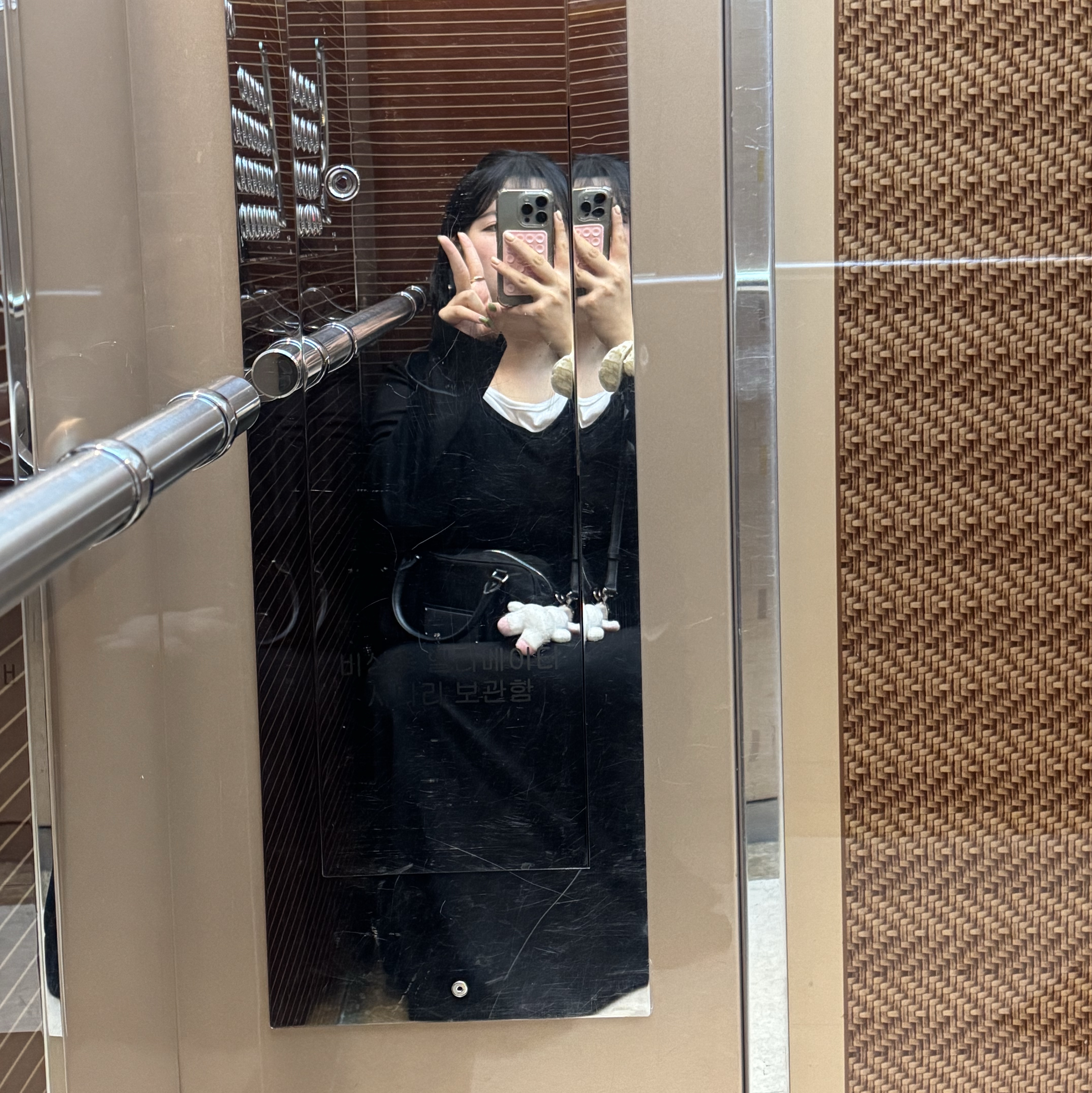 Matin Kim Baby Sporty Tote Bag Black 착용 스타일