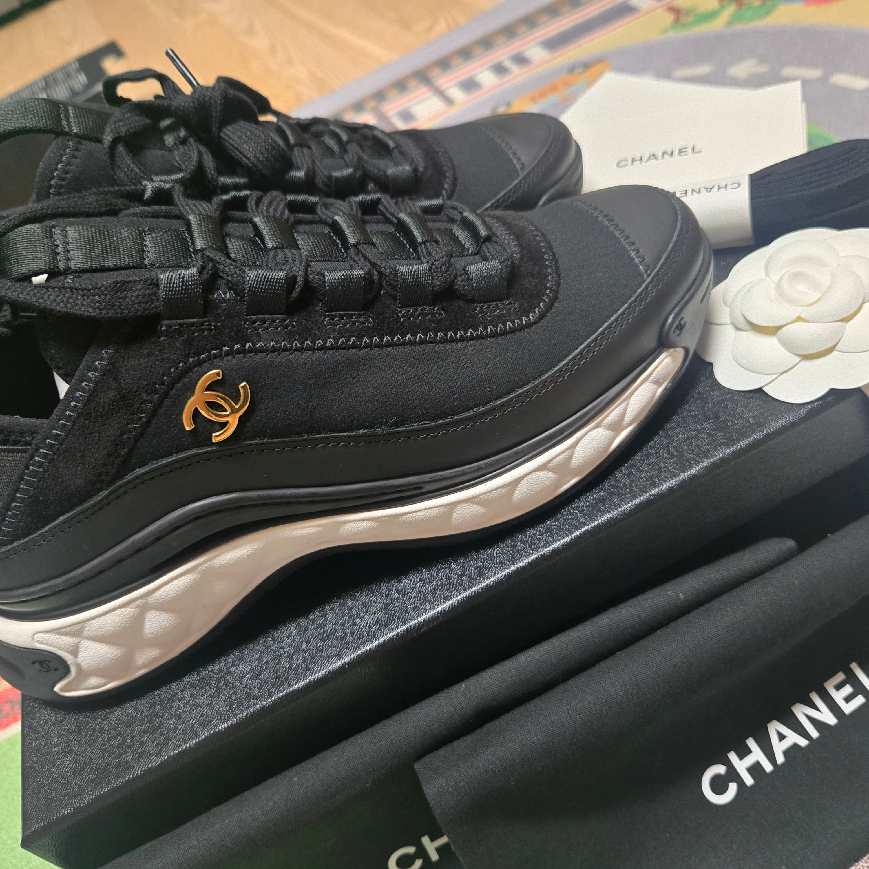 (W) Chanel Mixed Fibers Sneakers Velvet Calfskin & Gold Black 착용 스타일