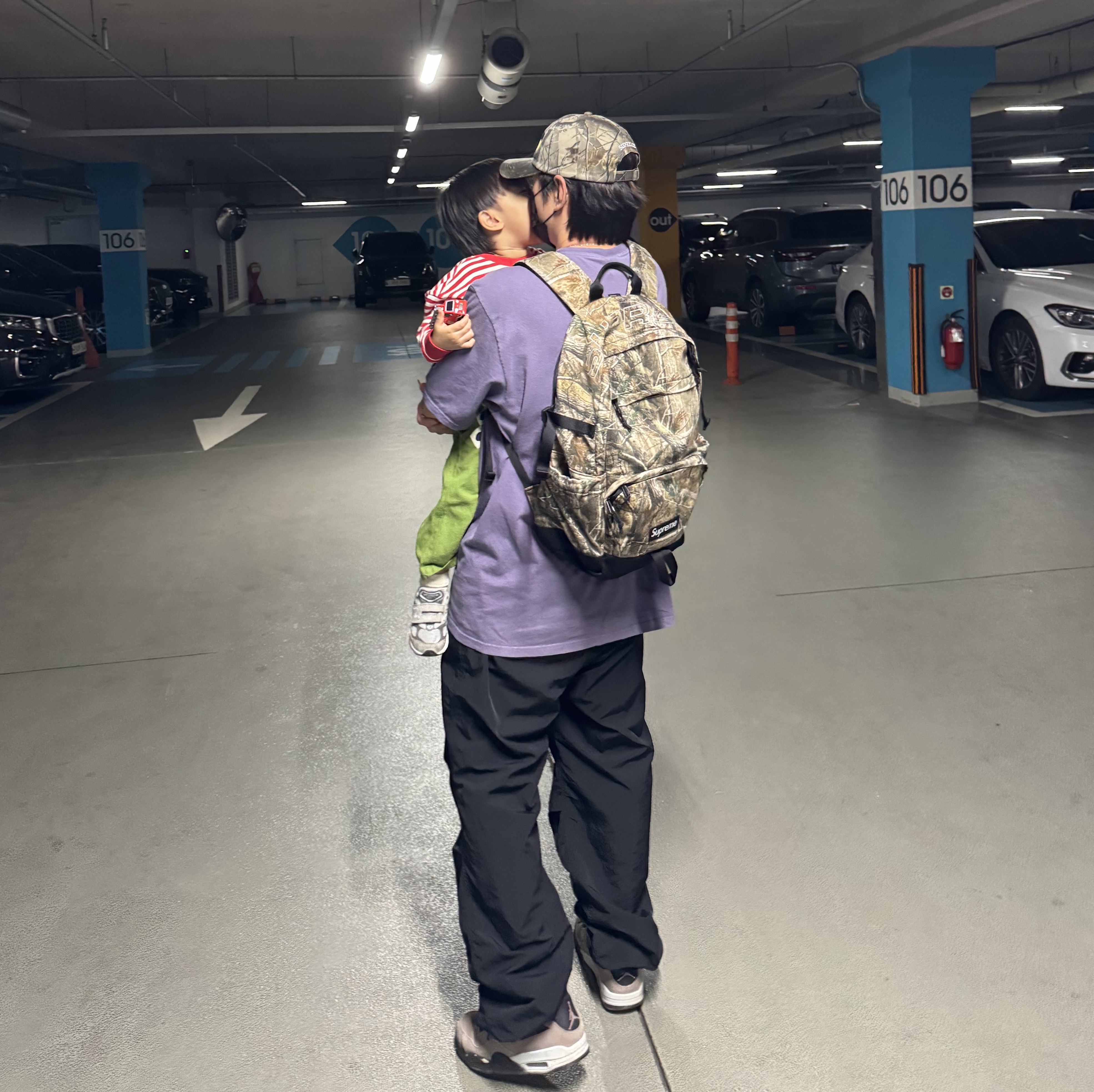 Supreme License Plate 6-Panel Realtree Hardwoods Camo - 25SS, Supreme Denim Backpack Realtree AP Camo - 25FW 착용 스타일 - 1