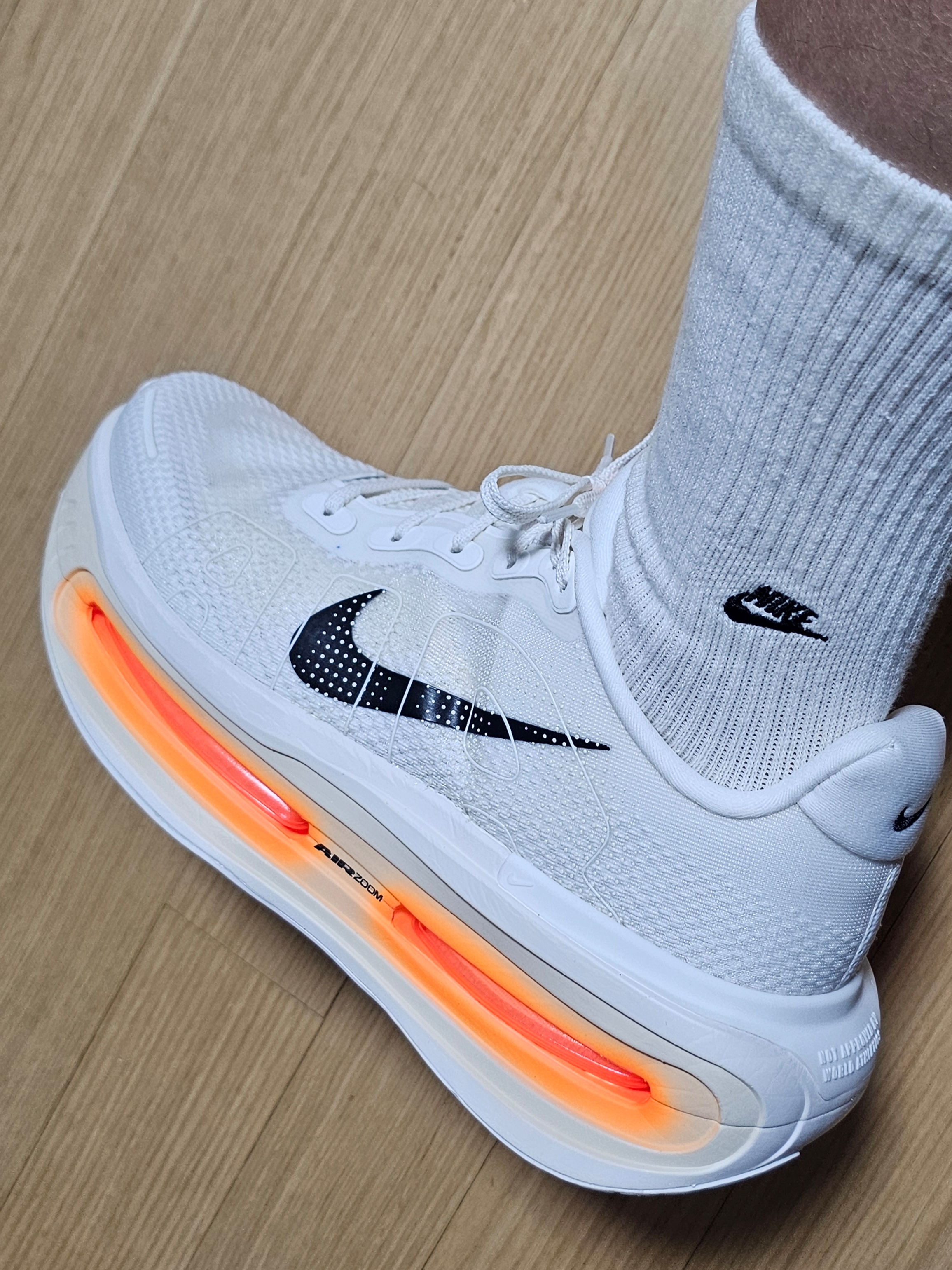 Nike Vomero Premium Sail Coconut Milk 착용 스타일 - 2