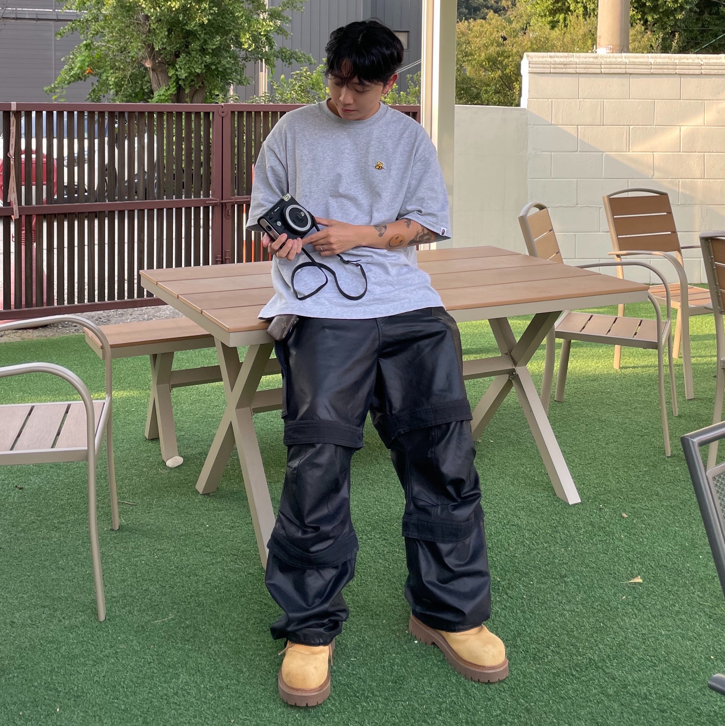 BAPE One Point BAPE Bee Relaxed Fit T-Shirt Gray 착용 스타일 - 2