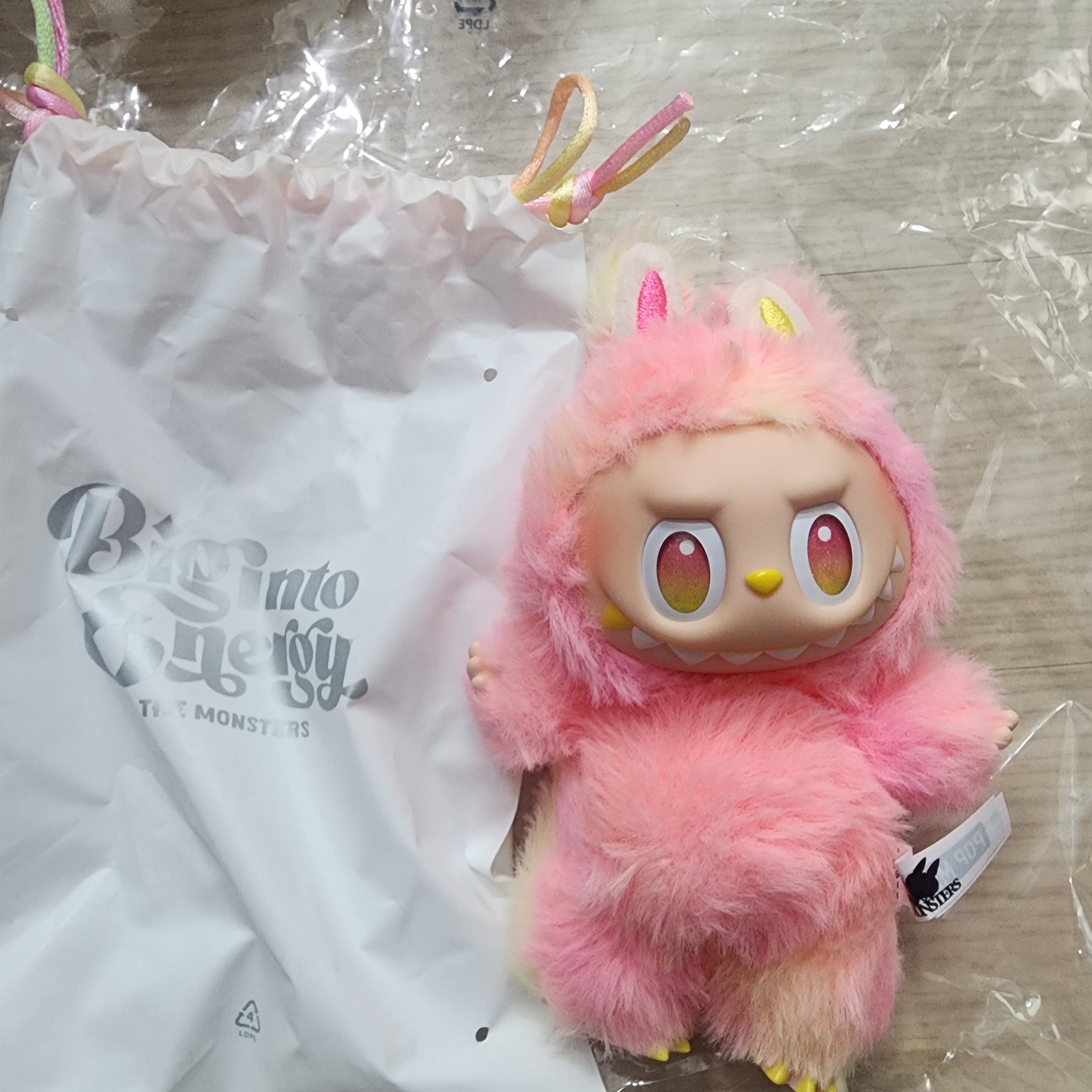 Pop Mart Labubu The Monsters Highlight Series Sealed Case (1 Blind Box) 착용 스타일 - 2