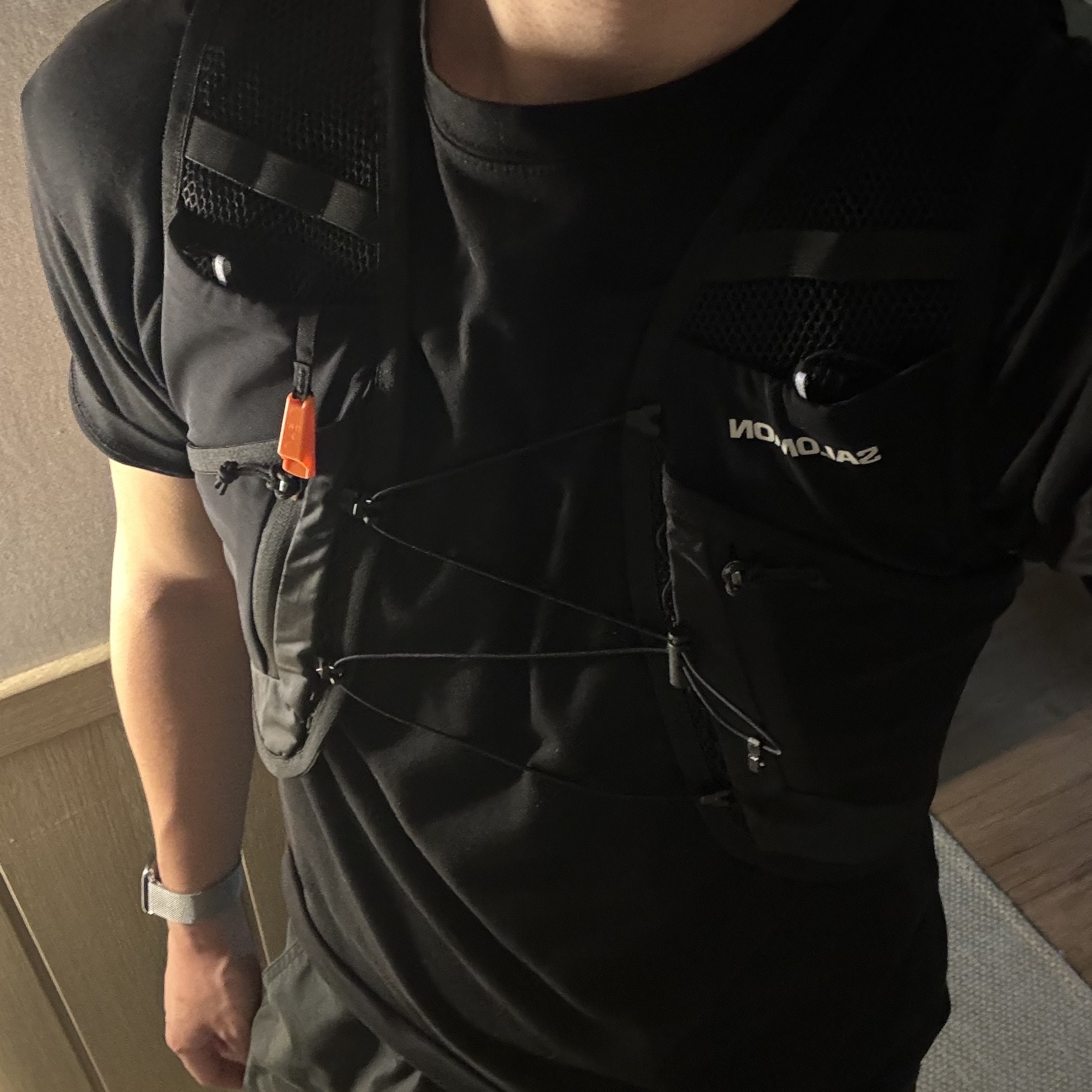 Salomon Active Skin 12 Black (Without Flasks) 착용 스타일 - 2